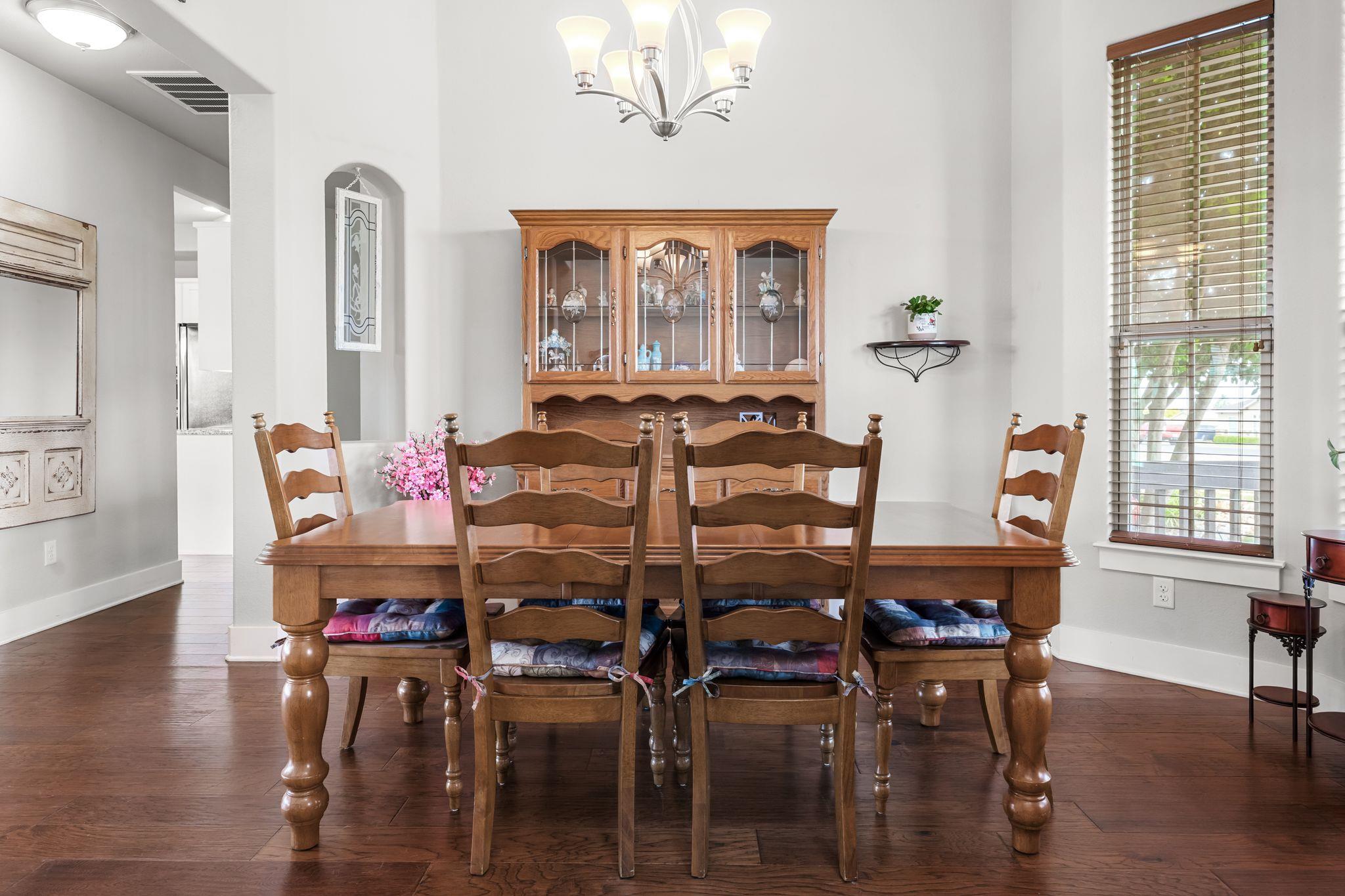 105 E Doucet Cv, Hutto, TX 78634