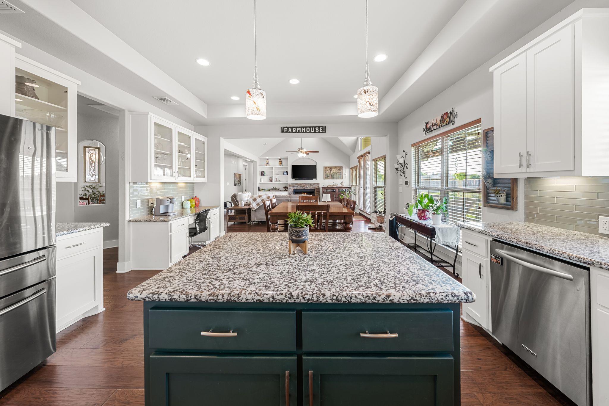 105 E Doucet Cv, Hutto, TX 78634