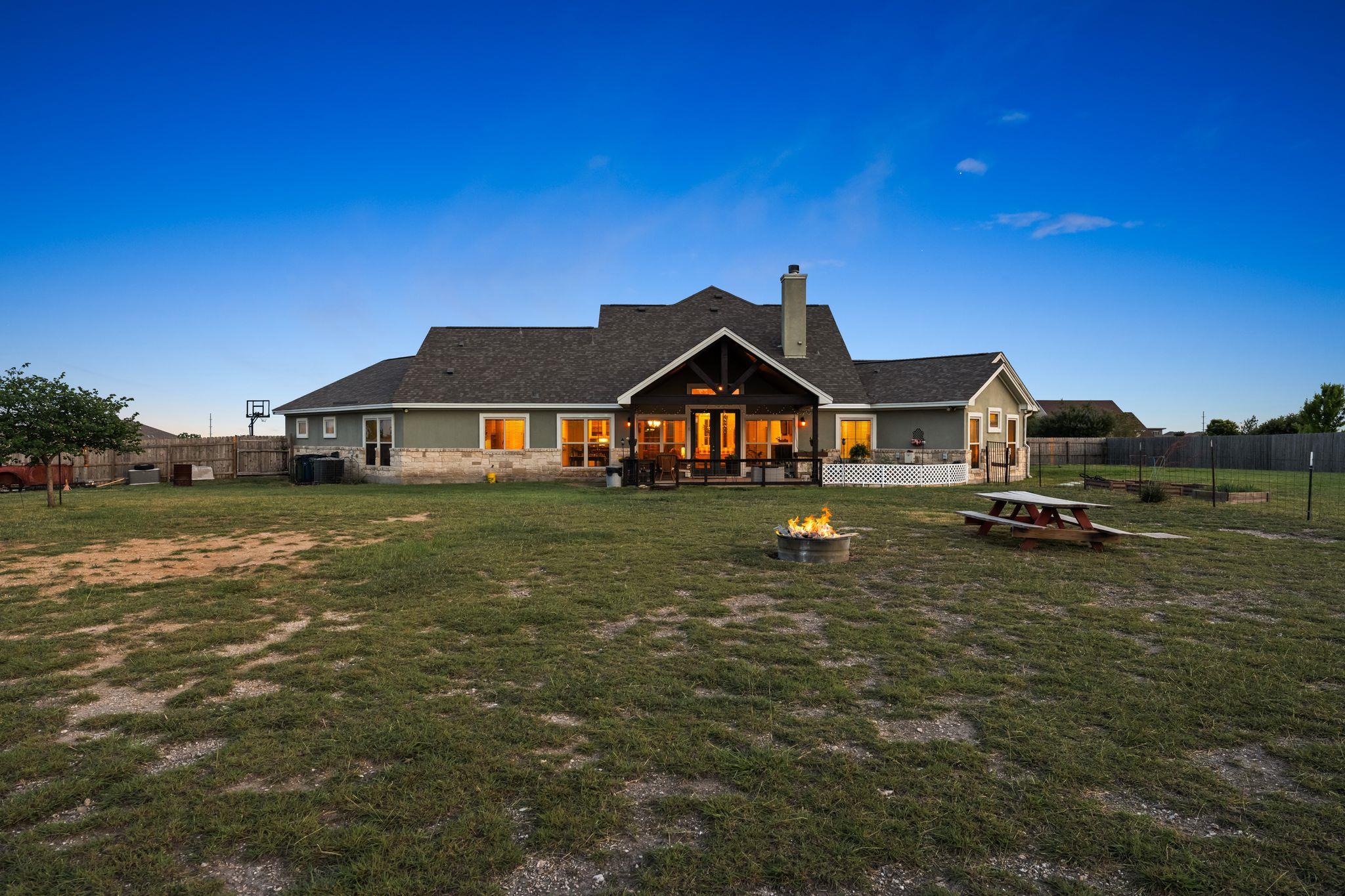 105 E Doucet Cv, Hutto, TX 78634