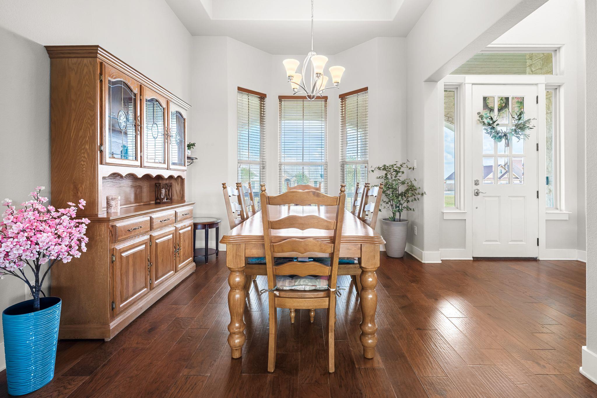 105 E Doucet Cv, Hutto, TX 78634