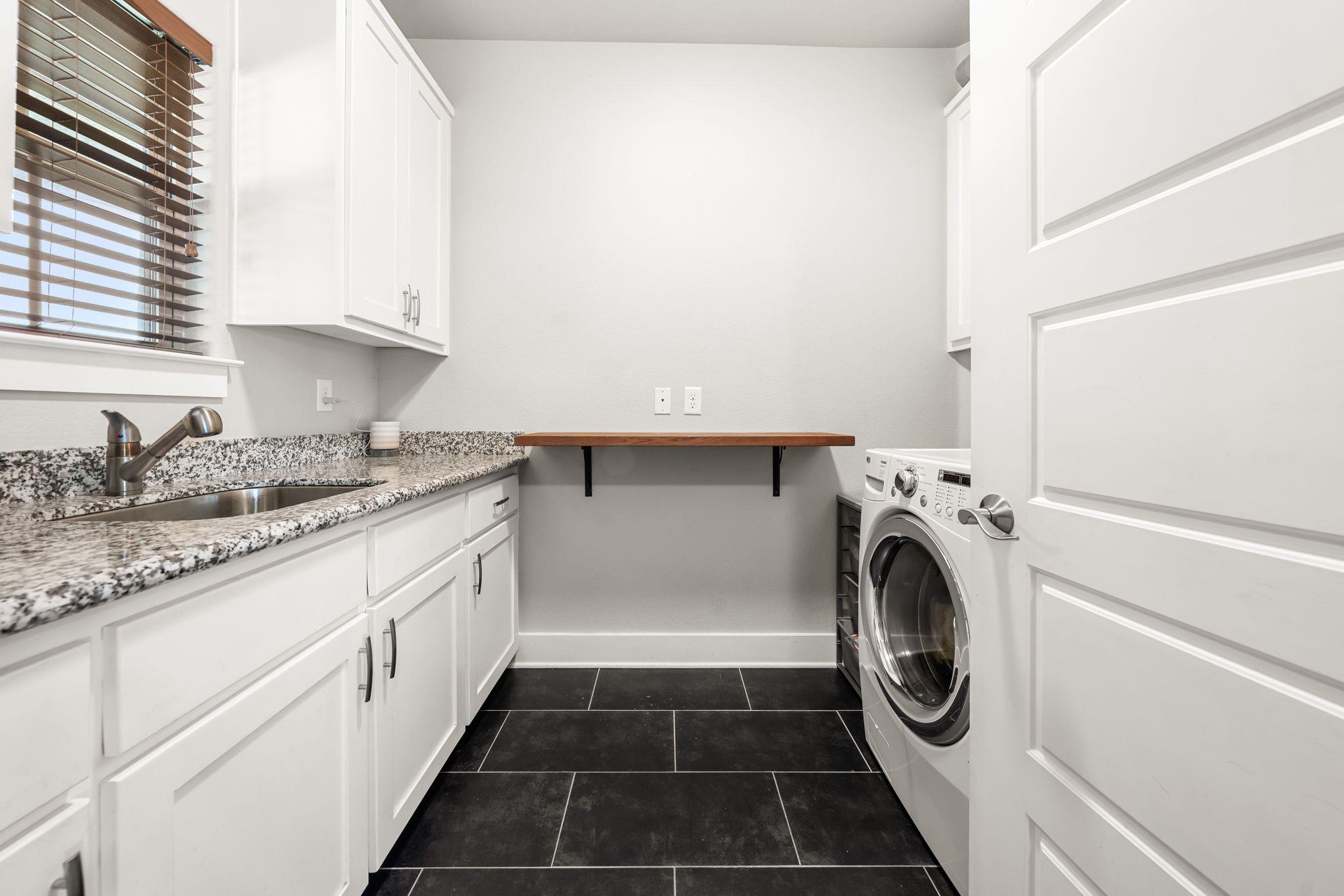 105 E Doucet Cv, Hutto, TX 78634