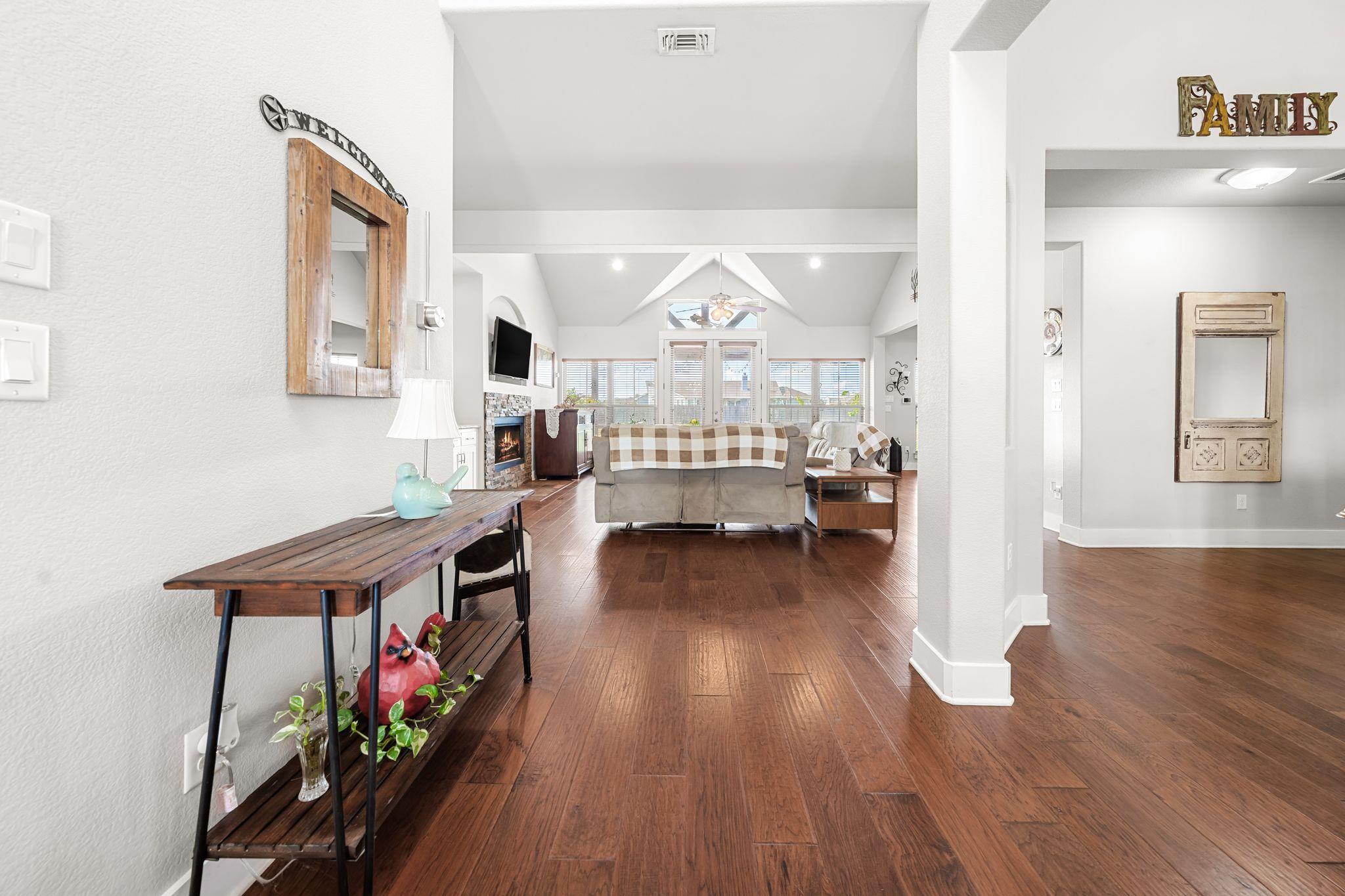 105 E Doucet Cv, Hutto, TX 78634