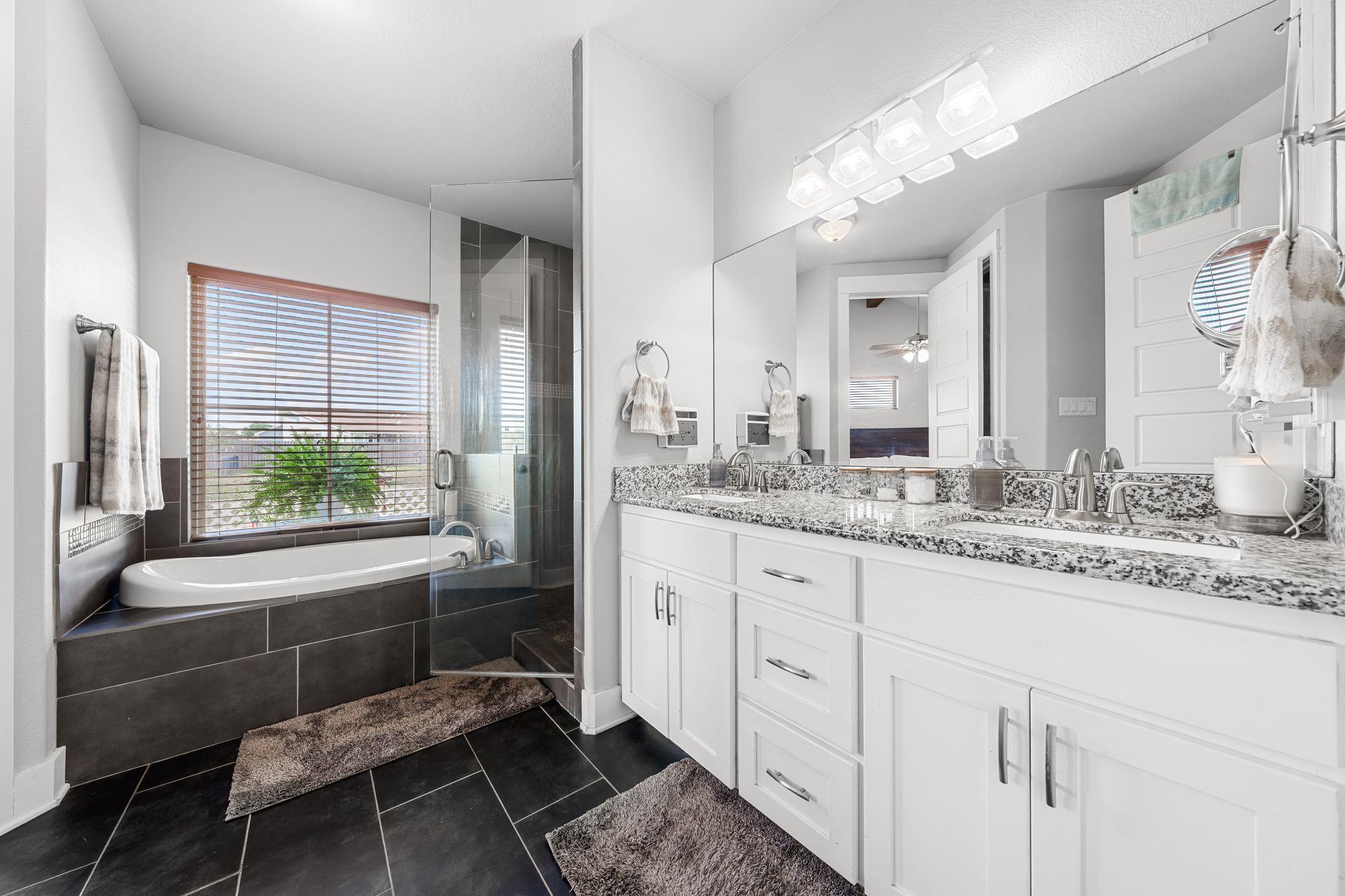 105 E Doucet Cv, Hutto, TX 78634