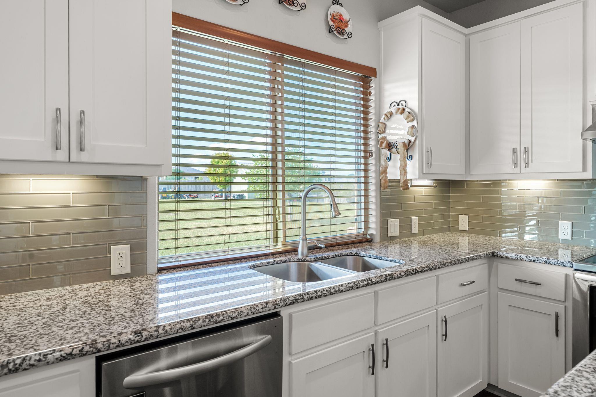 105 E Doucet Cv, Hutto, TX 78634