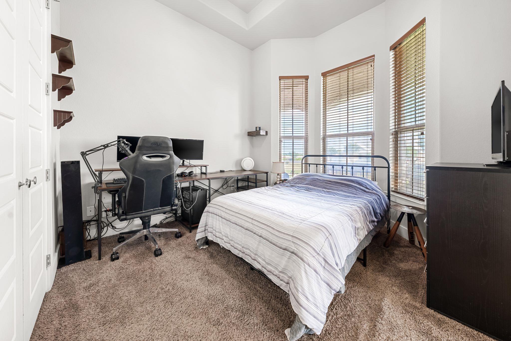 105 E Doucet Cv, Hutto, TX 78634