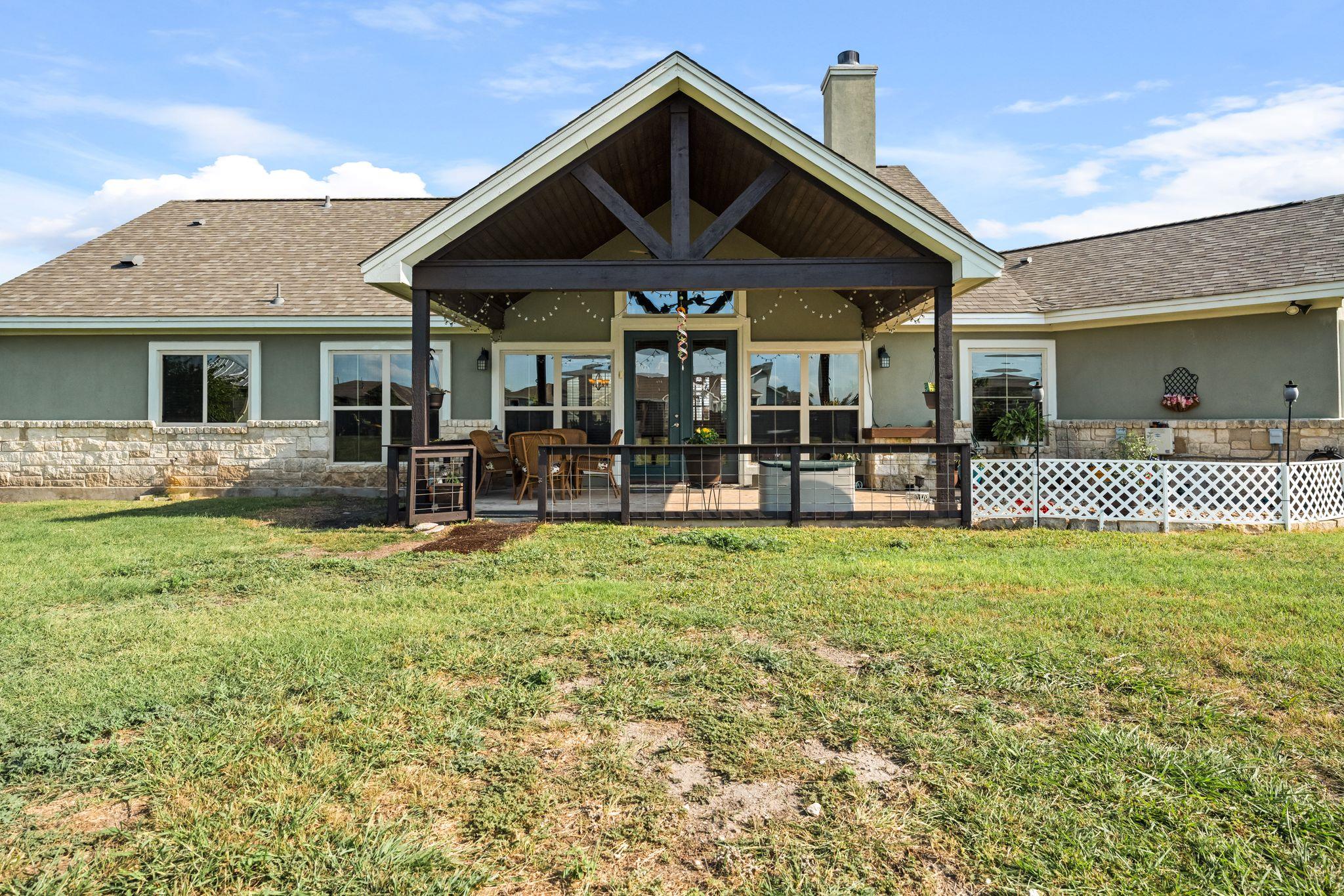 105 E Doucet Cv, Hutto, TX 78634