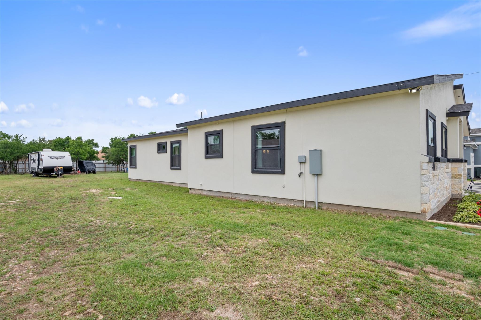 108 Sunflower Rd, Dale, TX 78616