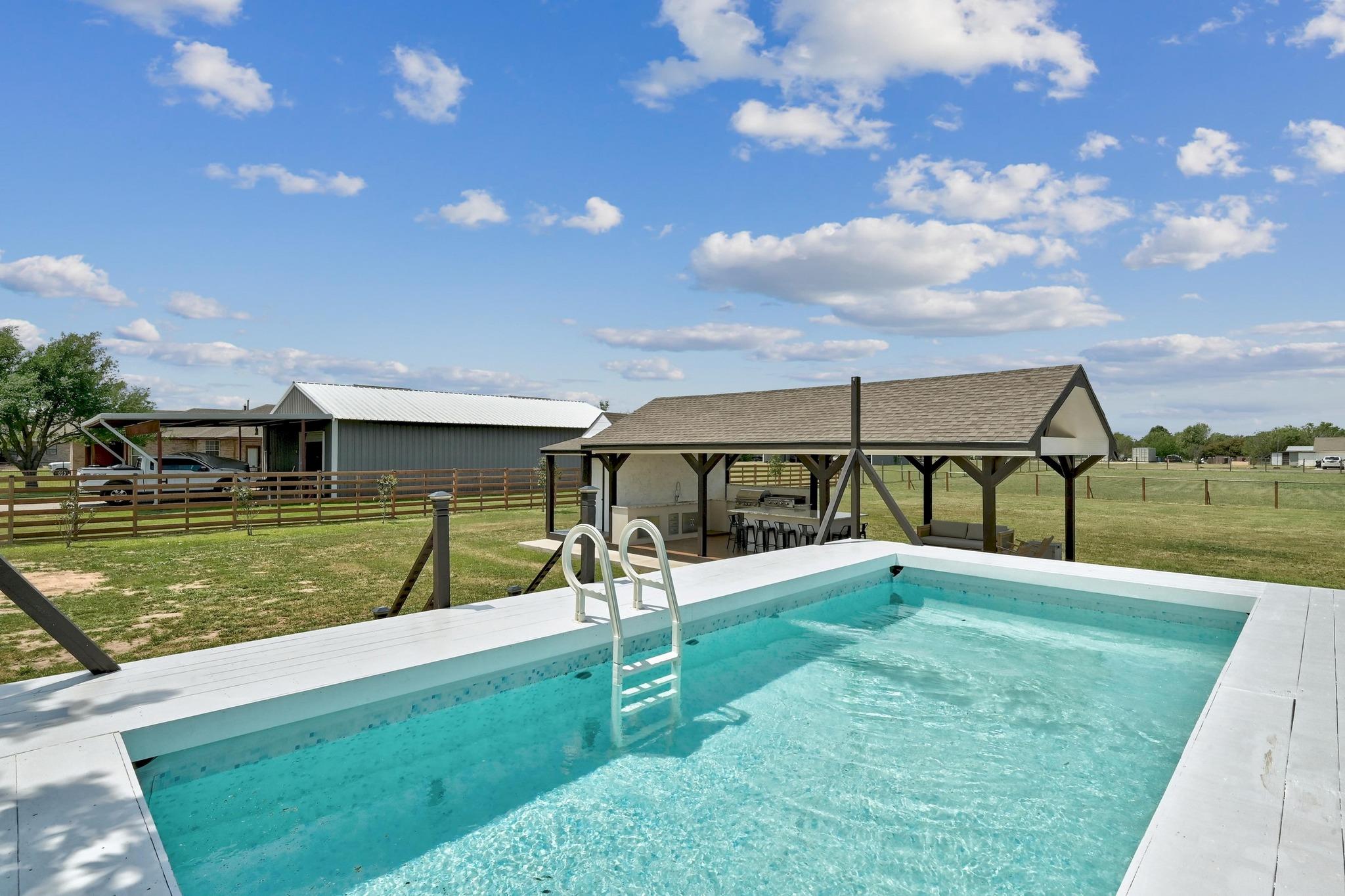 401 County Road 368, Taylor, TX 76574