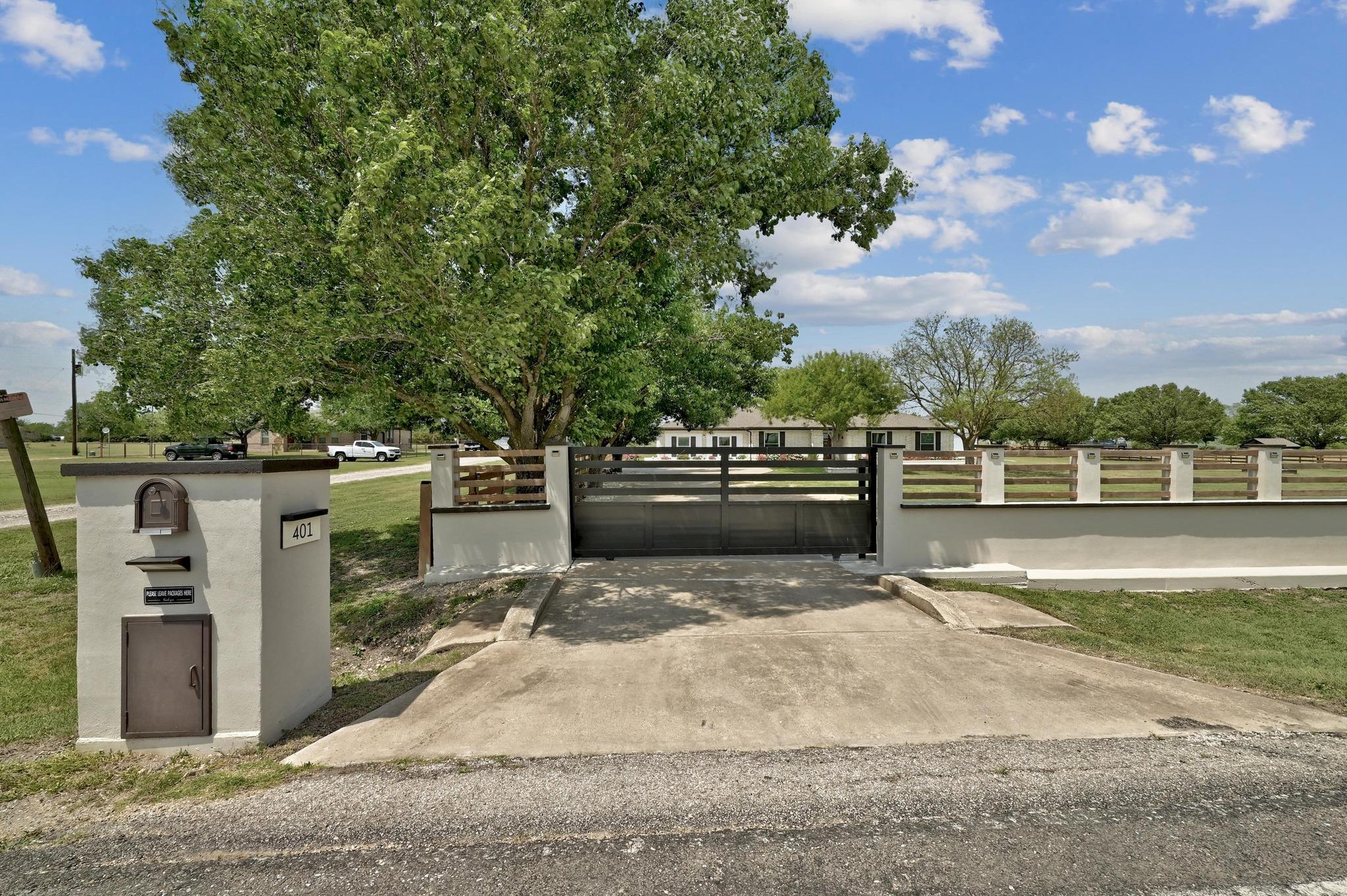 401 County Road 368, Taylor, TX 76574