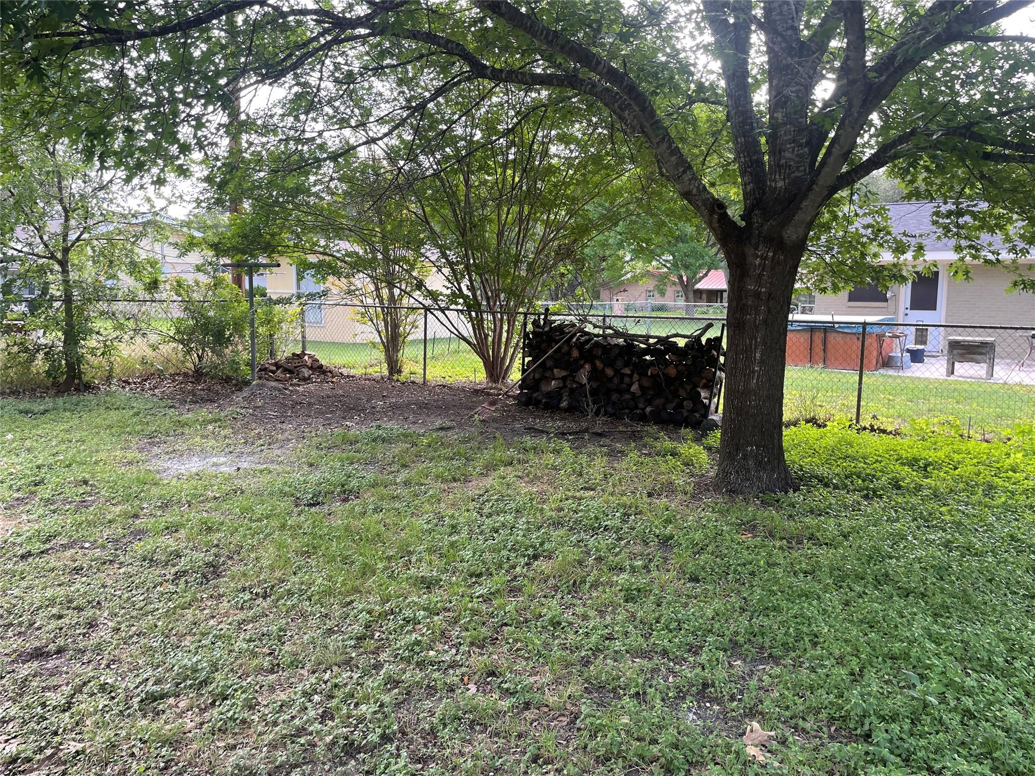 303 S 6th St, Pflugerville, TX 78660