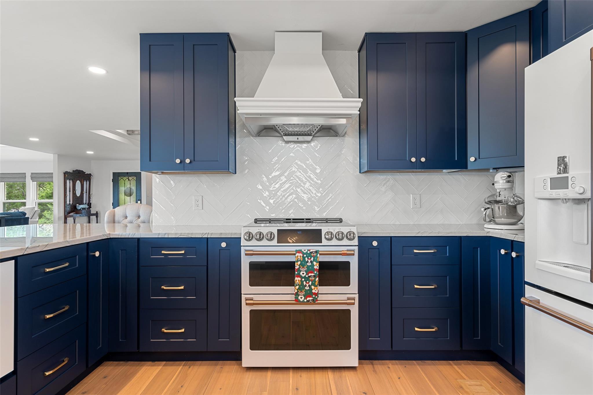 105 Stonegate Ln, Dripping Springs, TX 78620