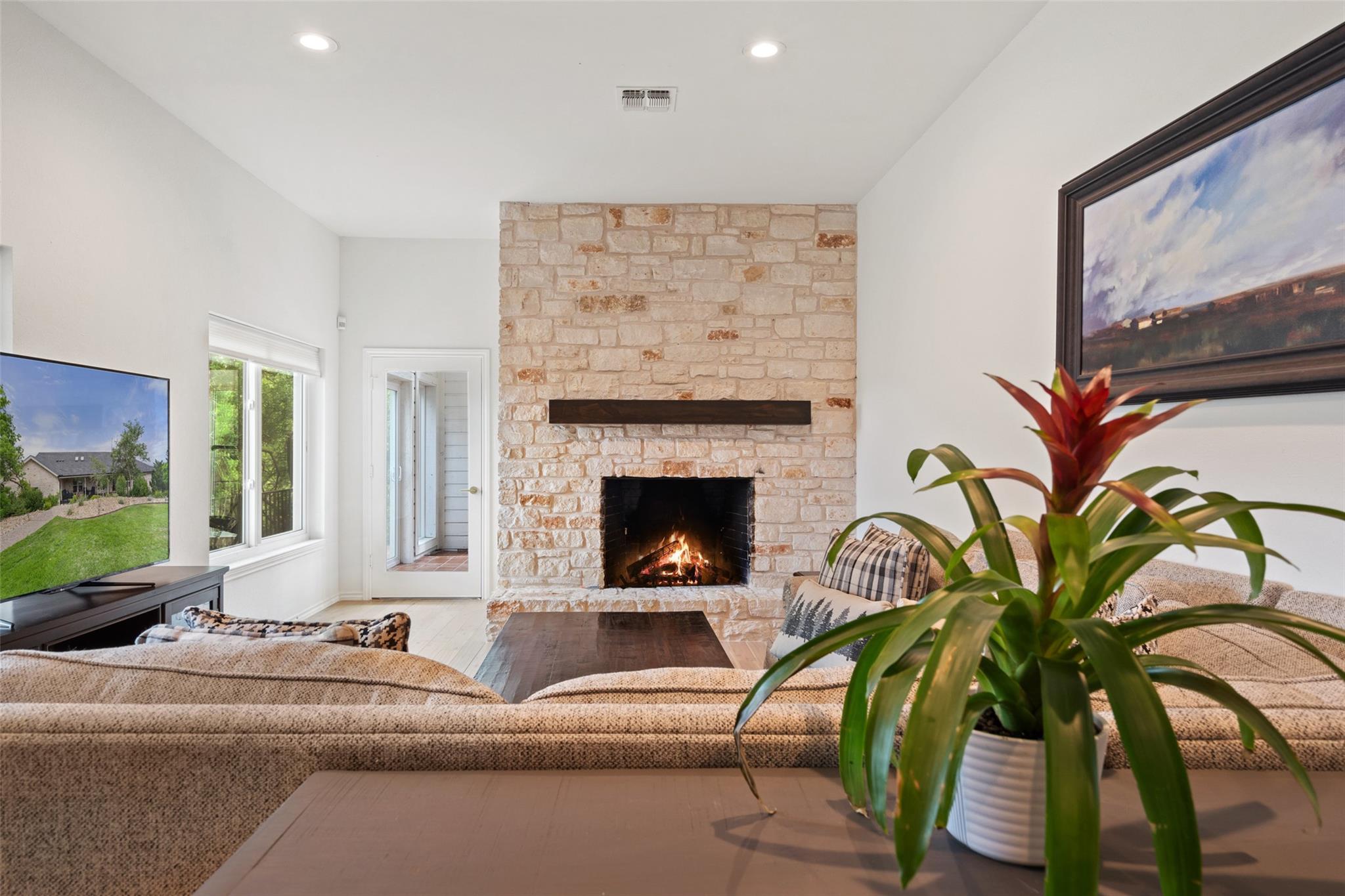 105 Stonegate Ln, Dripping Springs, TX 78620