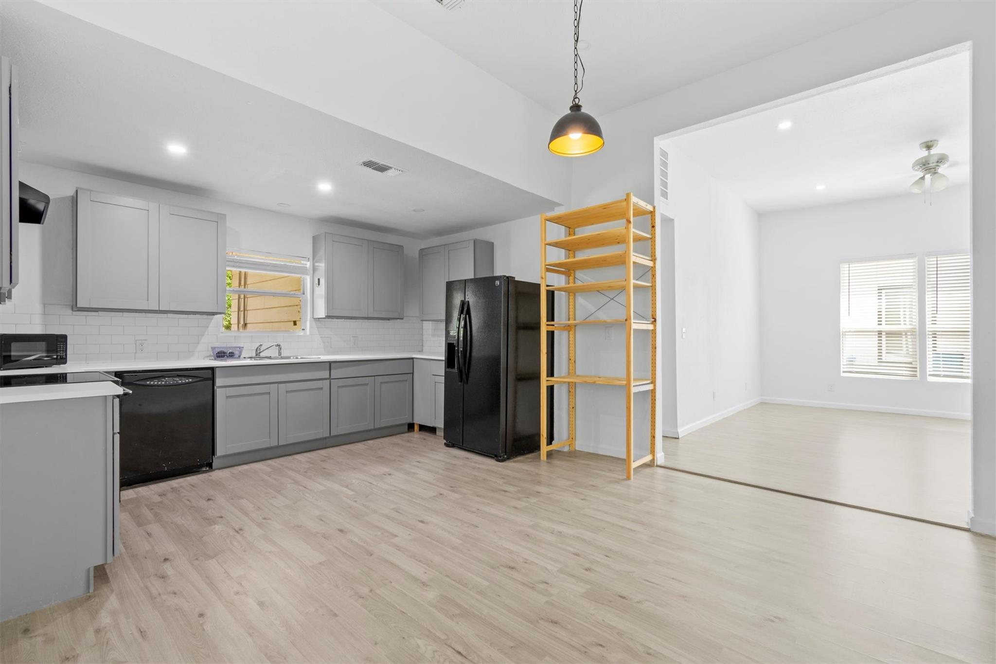 204 E Brenham St, Elgin, TX 78621