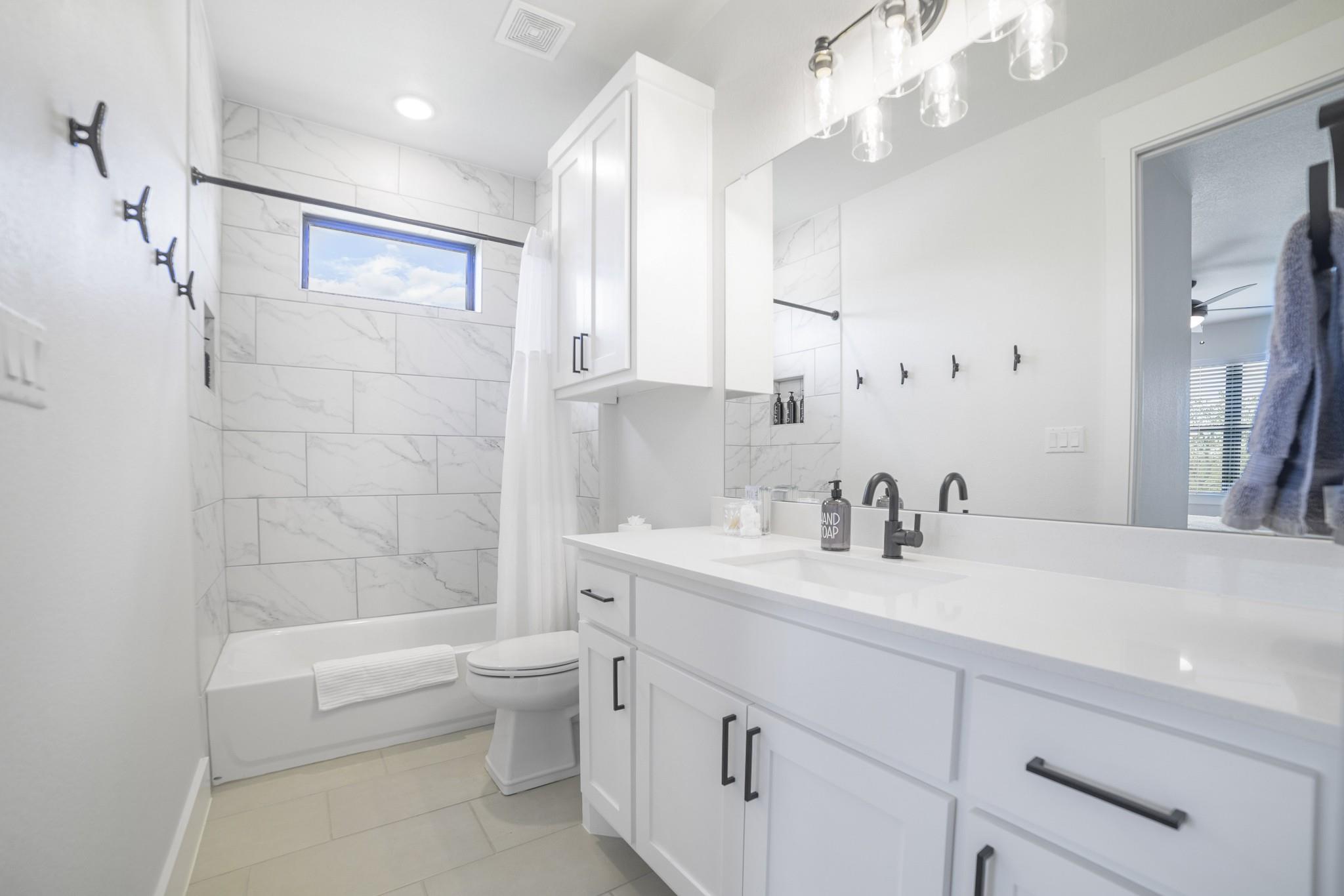 218 Sleepy Oaks Dr, Kingsland, TX 78639