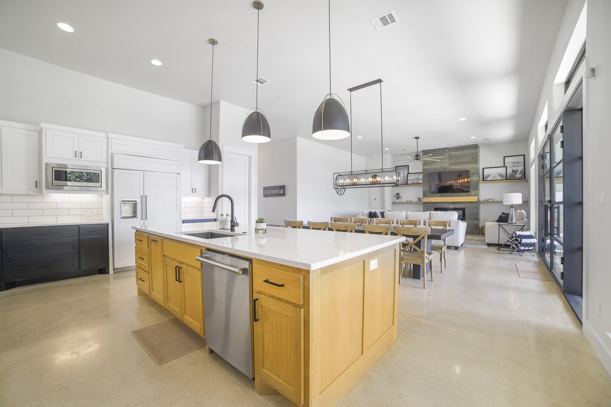 218 Sleepy Oaks Dr, Kingsland, TX 78639