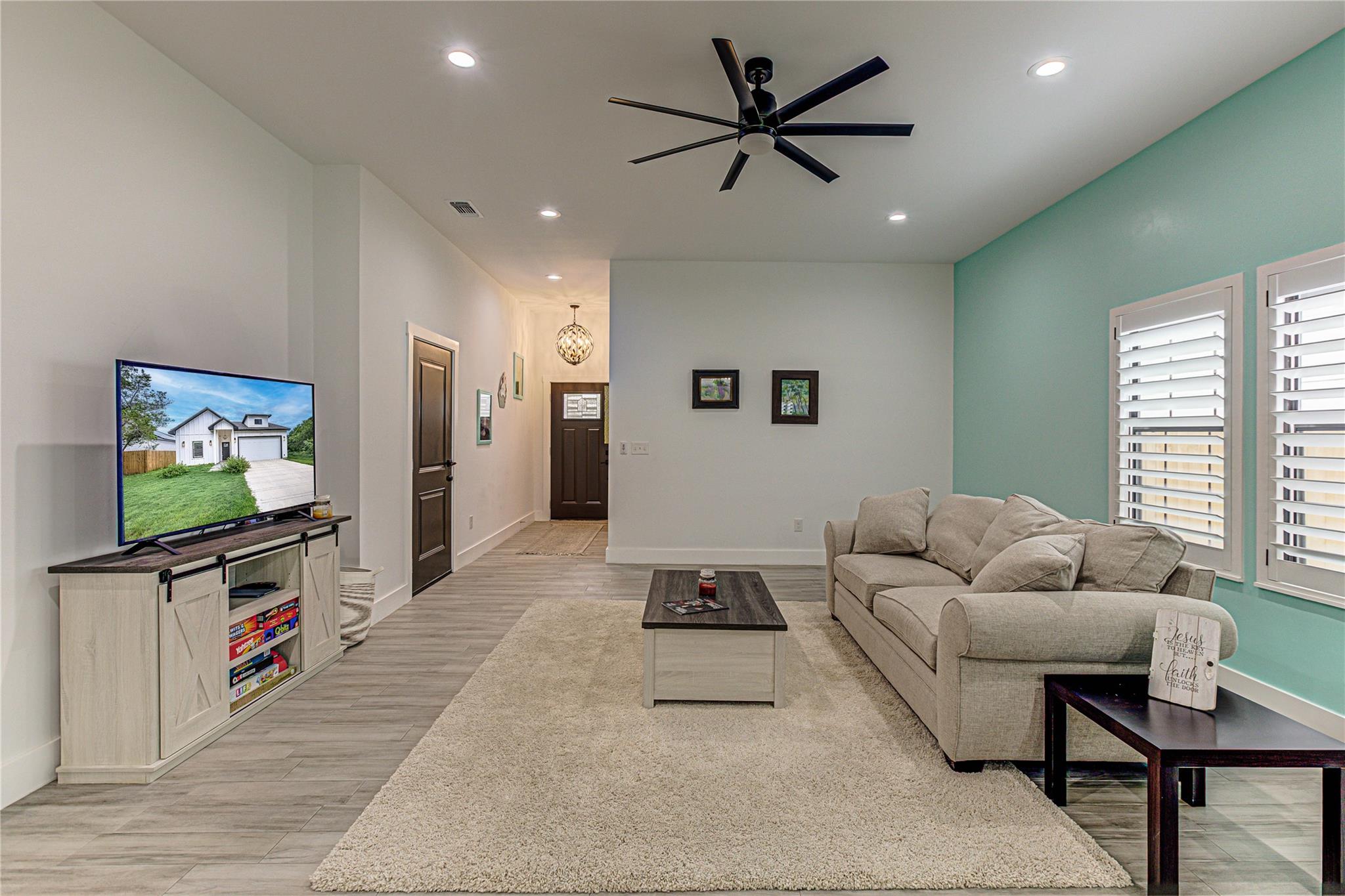 627 Aspen Ln, Cottonwood Shores, TX 78657