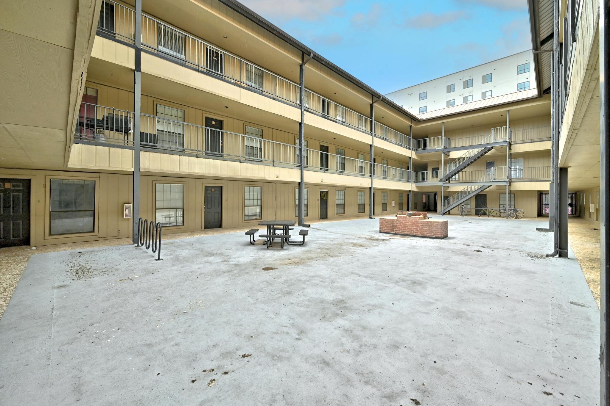 2401 Leon St # 306, Austin, TX 78705
