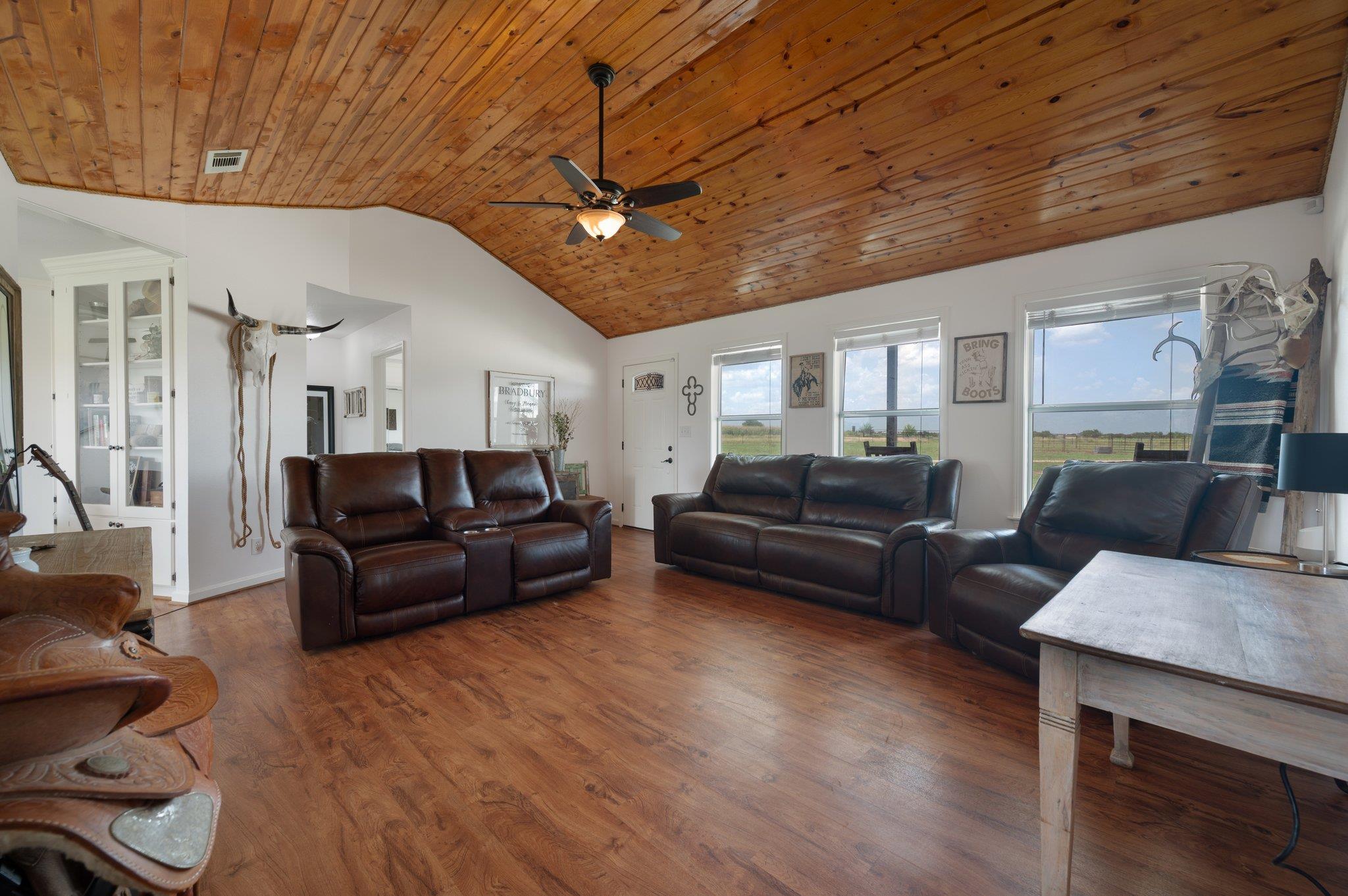 712 County Road 330, Granger, TX 76530