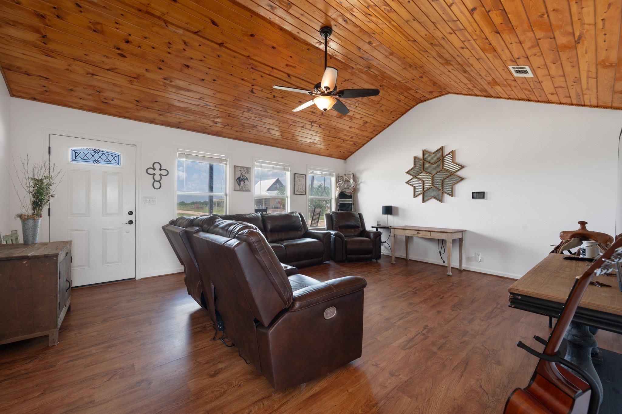 712 County Road 330, Granger, TX 76530