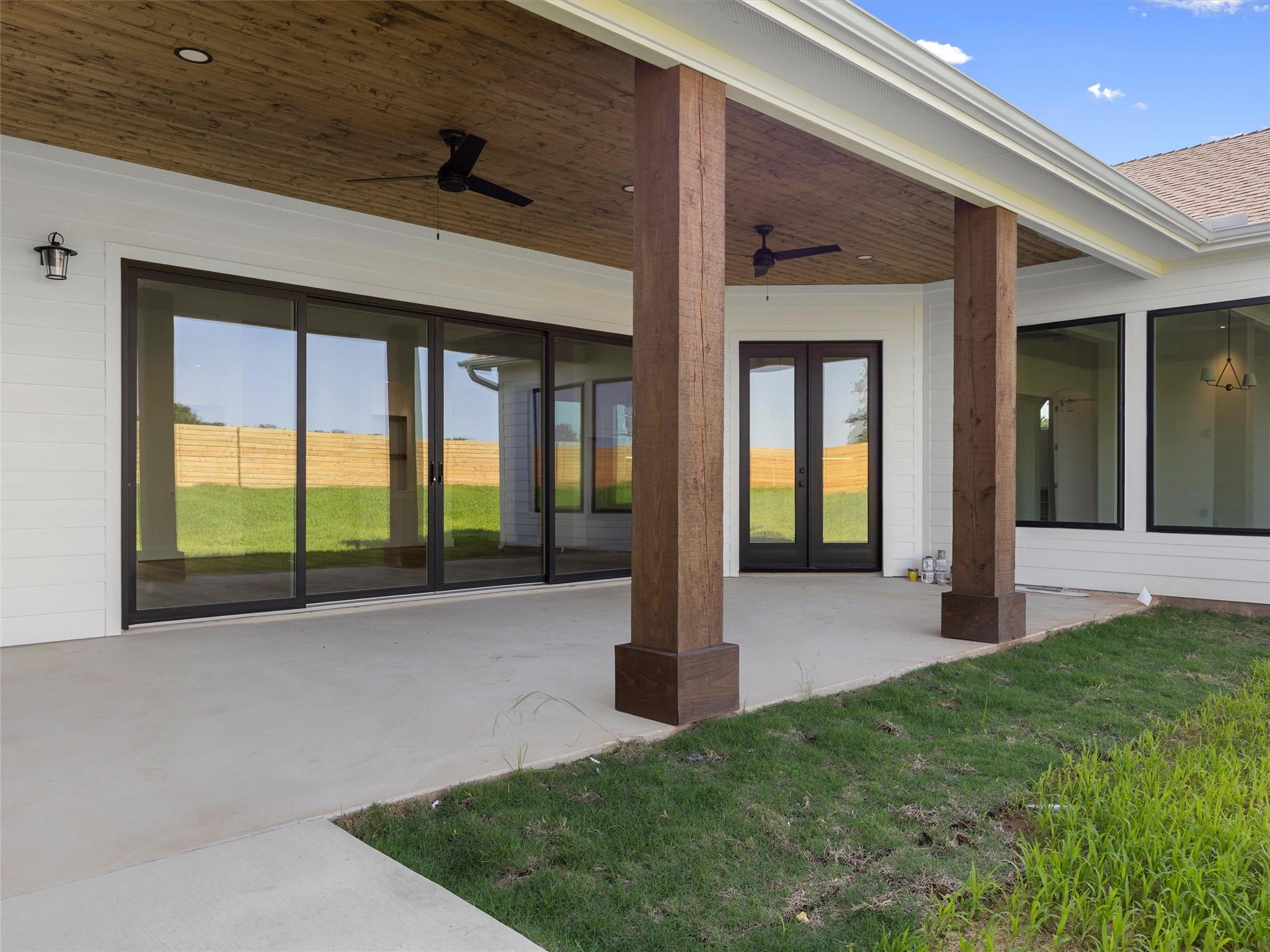 147 Hydrangea Dr, Smithville, TX 78957