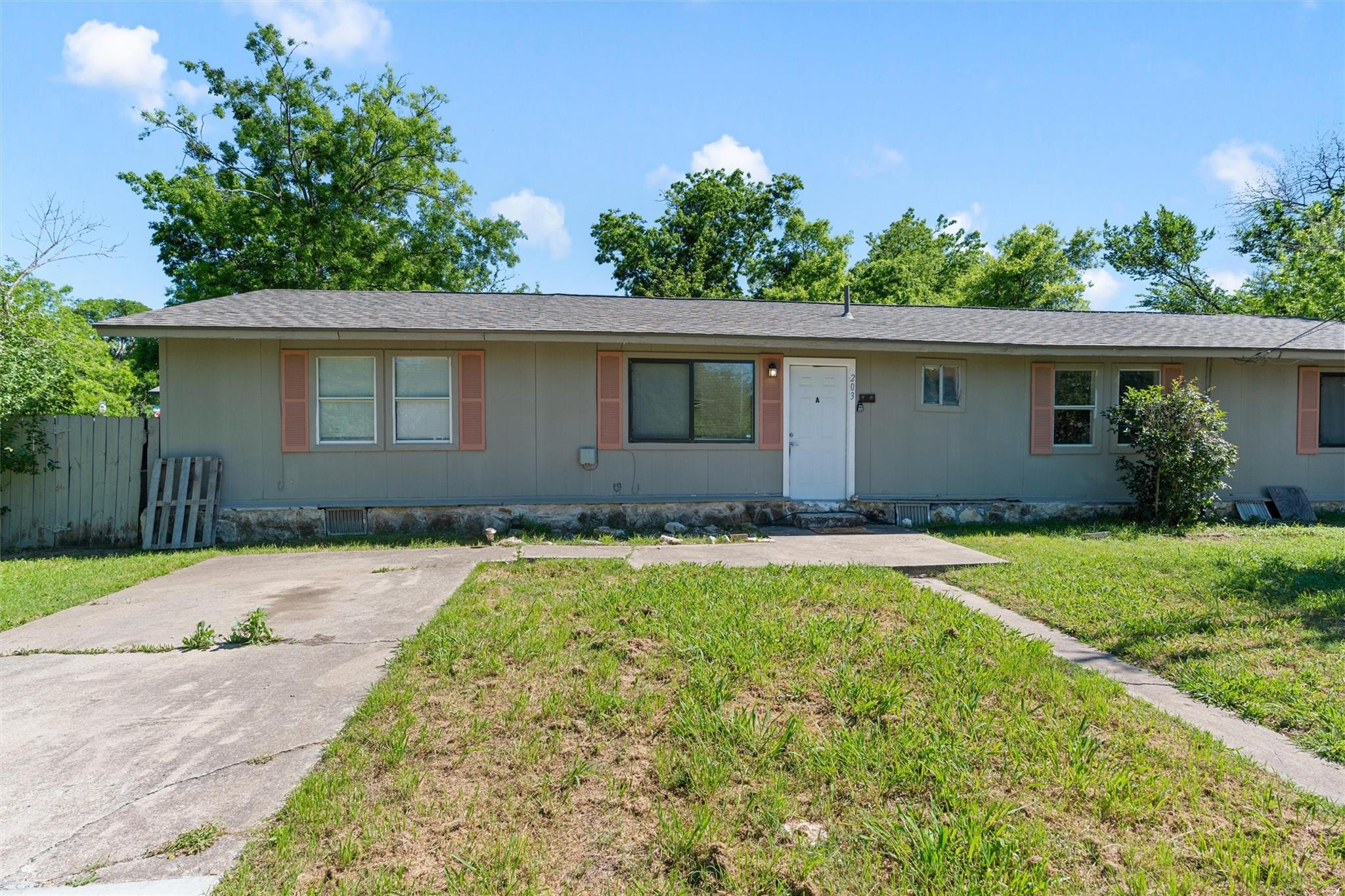 203 E Anderson Ave, Round Rock, TX 78664