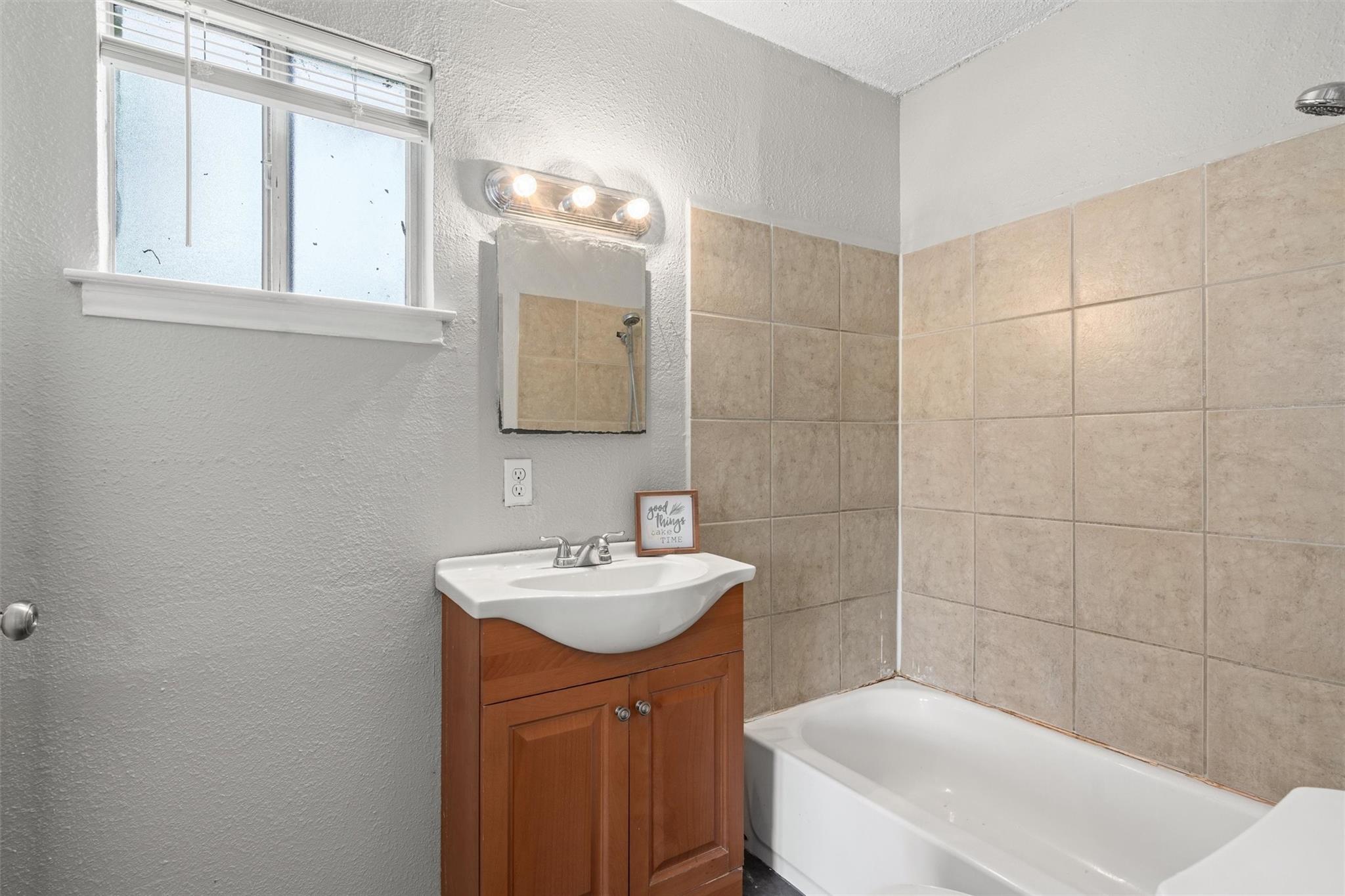 203 E Anderson Ave, Round Rock, TX 78664
