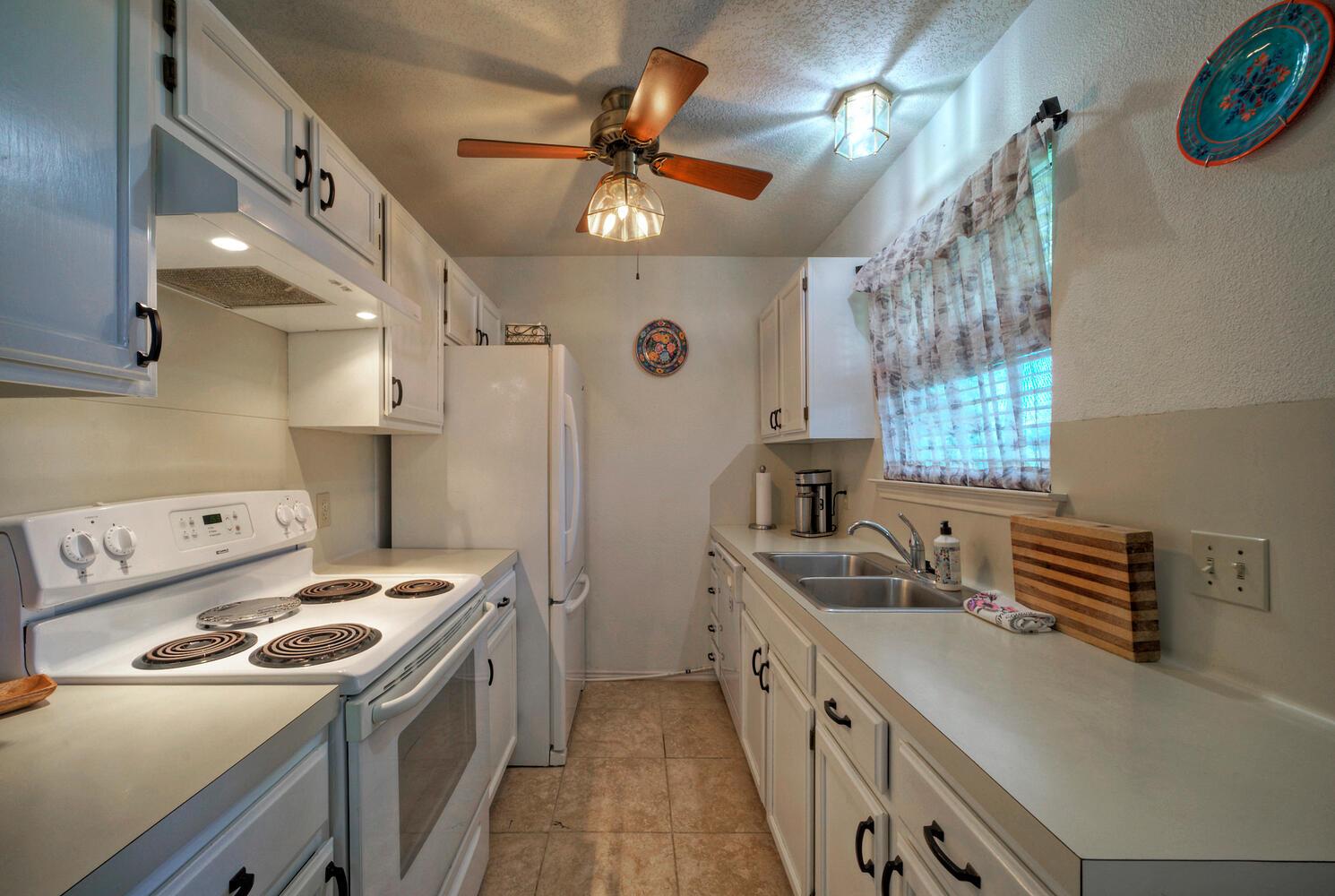 906 & 828 Water St, Webberville, TX 78653