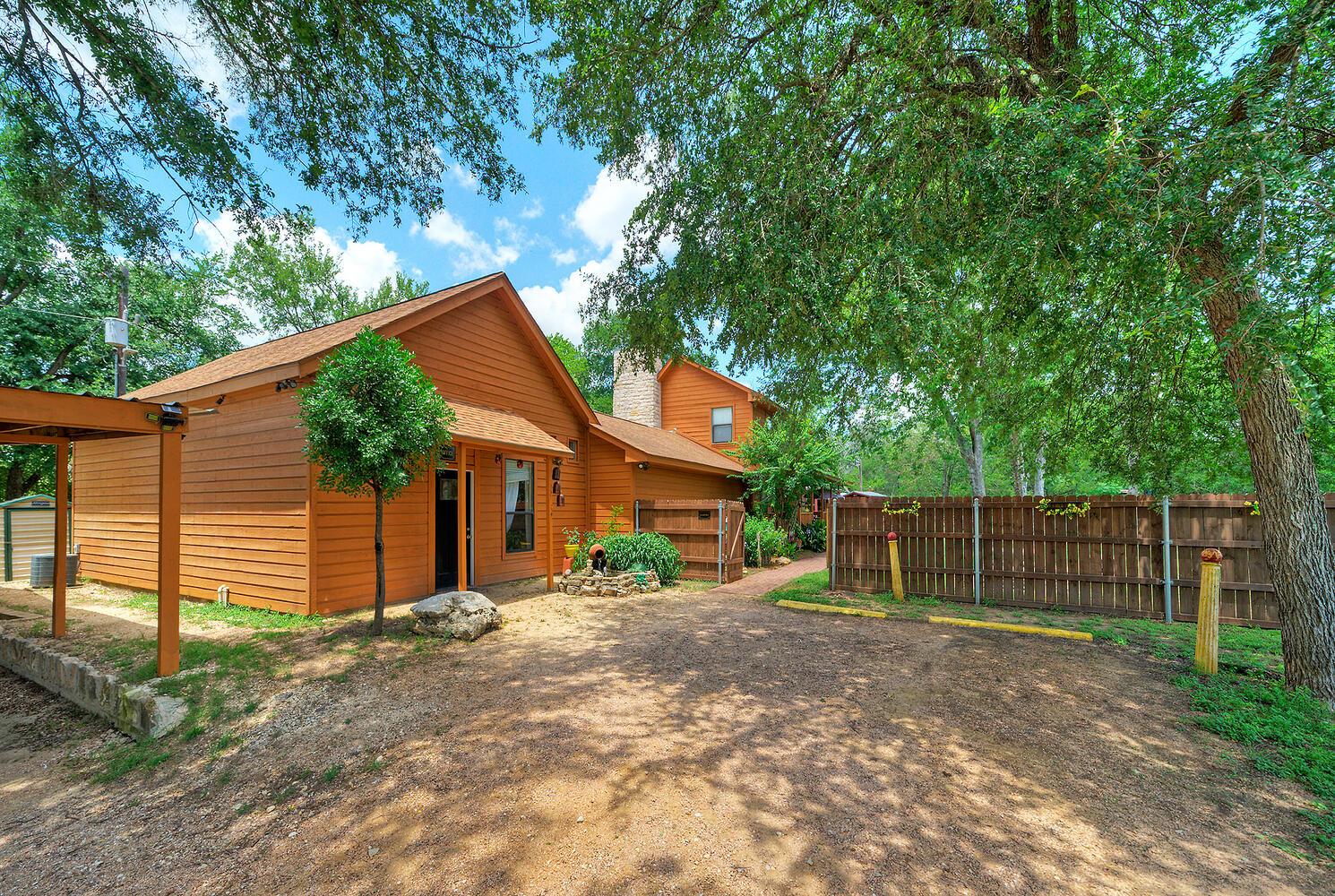 906 & 828 Water St, Webberville, TX 78653