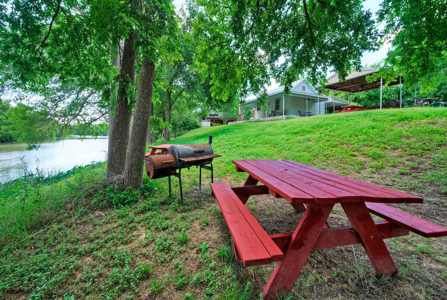 906 & 828 Water St, Webberville, TX 78653