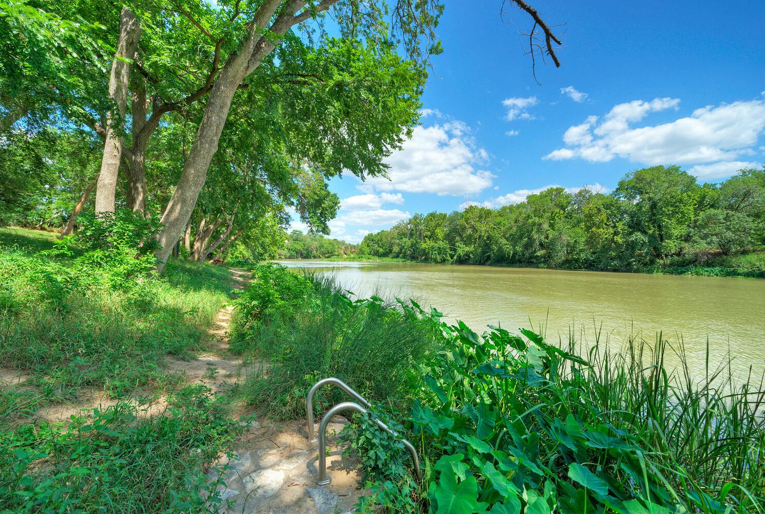 906 & 828 Water St, Webberville, TX 78653