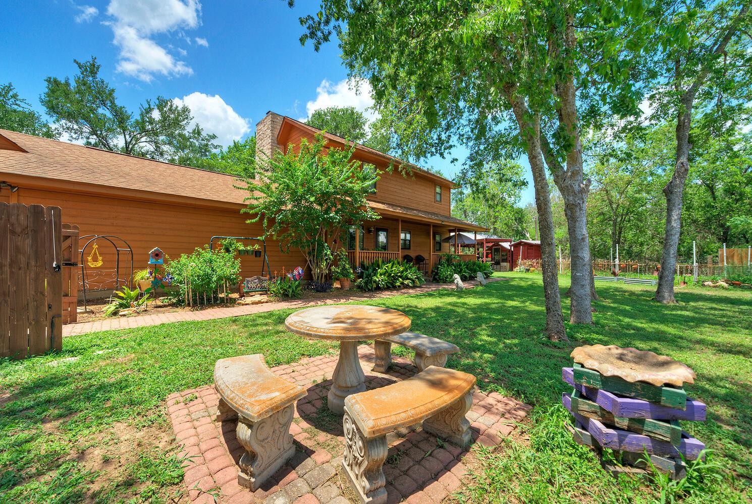 906 & 828 Water St, Webberville, TX 78653