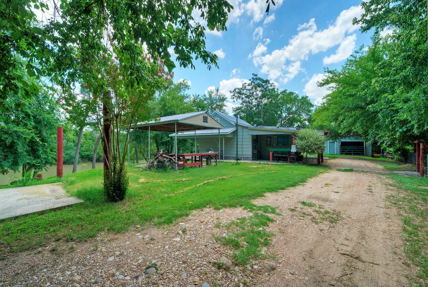 906 & 828 Water St, Webberville, TX 78653