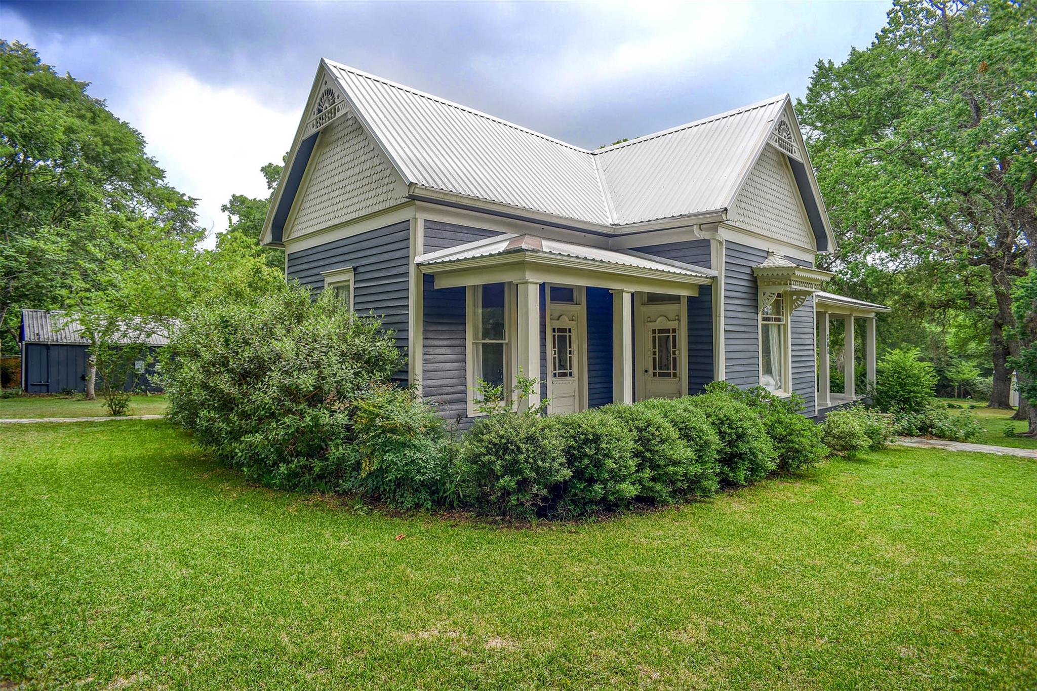 306 5th Ave, Smithville, TX 78957