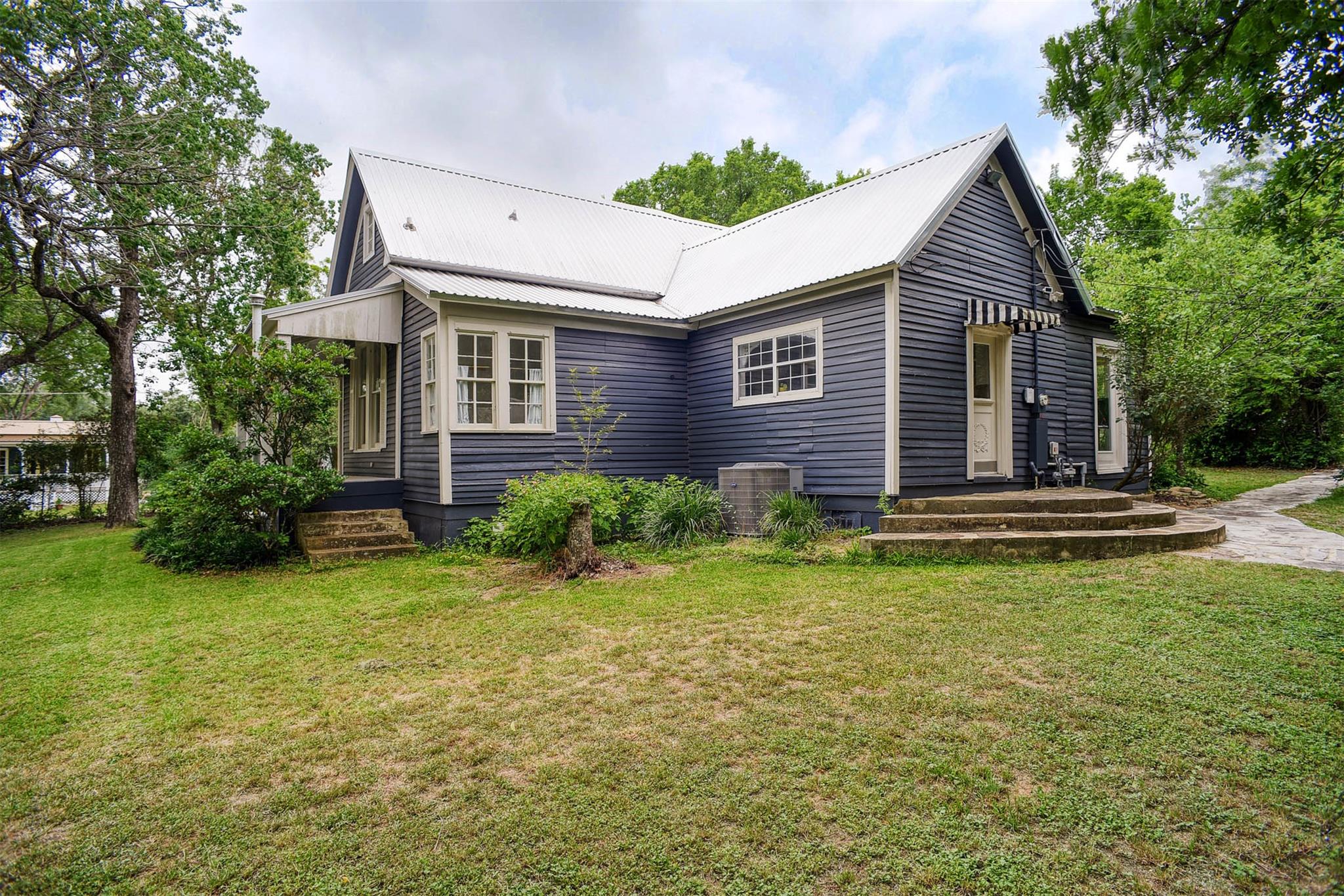 306 5th Ave, Smithville, TX 78957