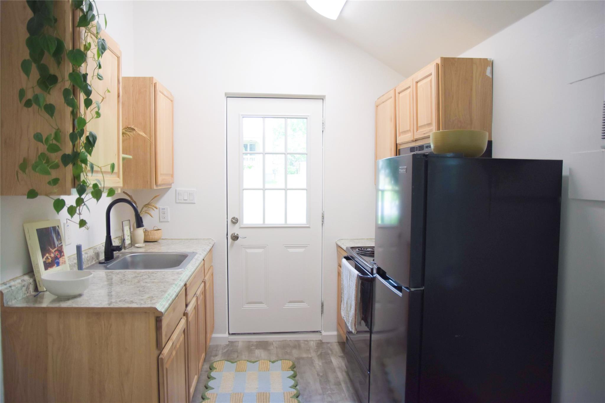 306 5th Ave, Smithville, TX 78957