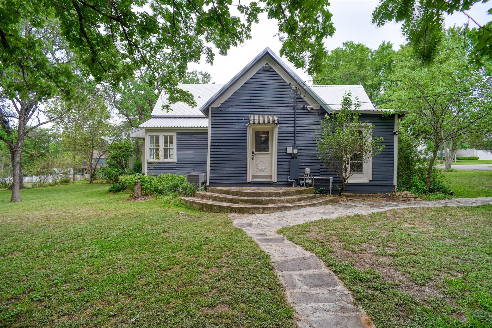 306 5th Ave, Smithville, TX 78957