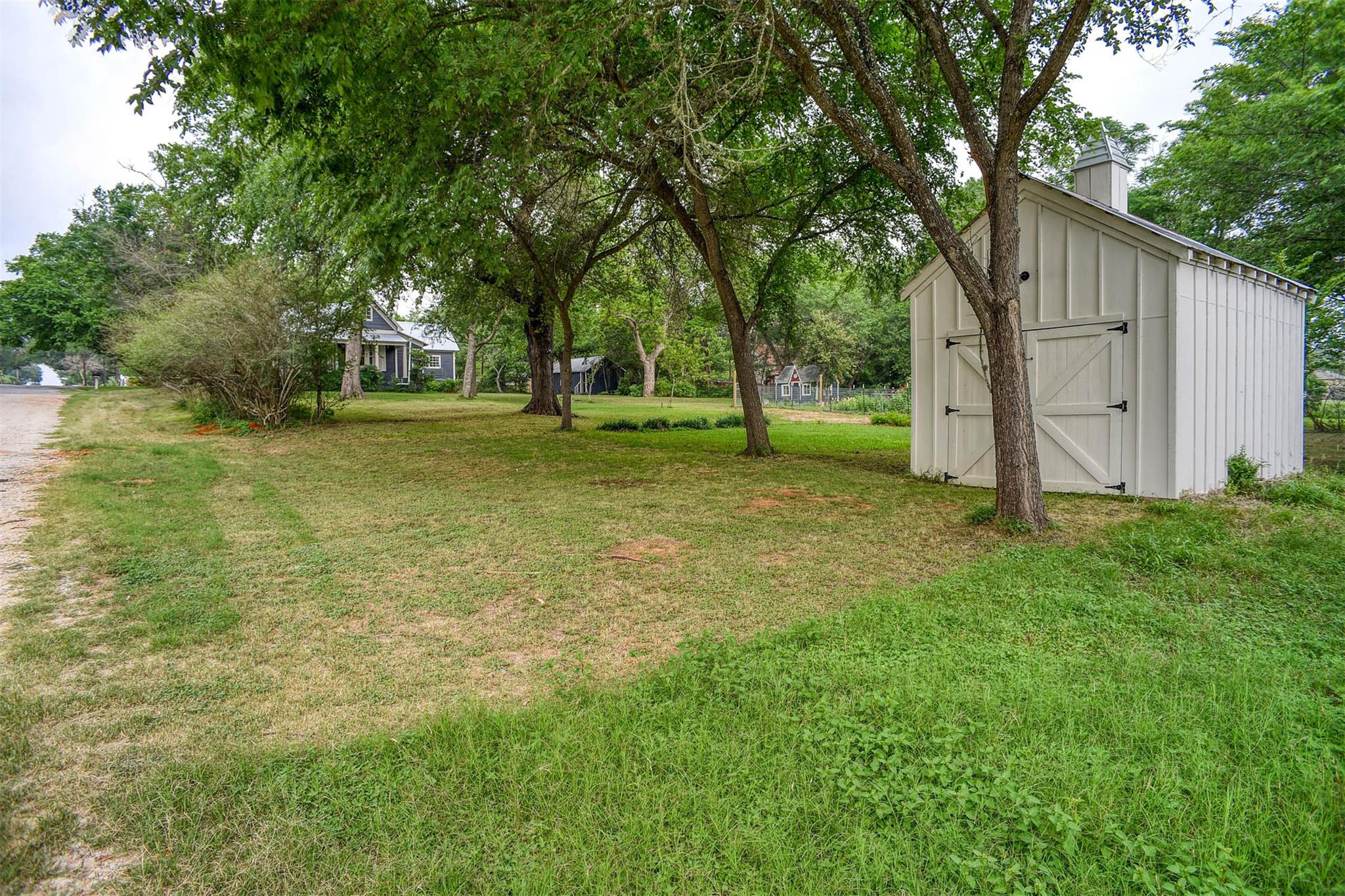306 5th Ave, Smithville, TX 78957