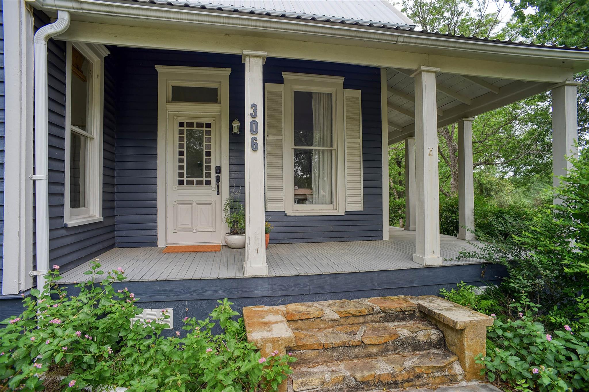 306 5th Ave, Smithville, TX 78957