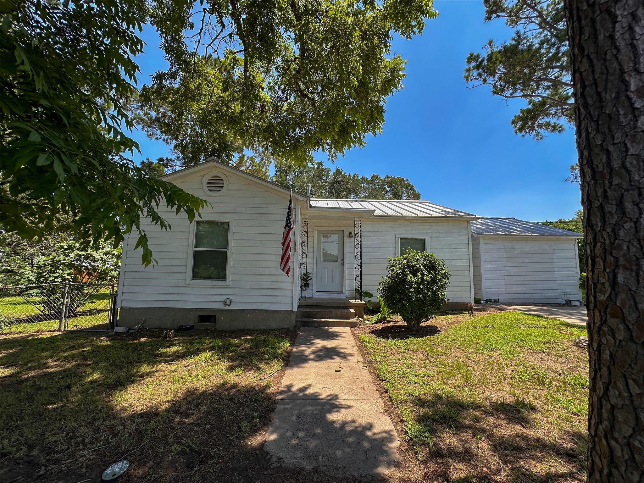 407 4th Ave, Smithville, TX 78957