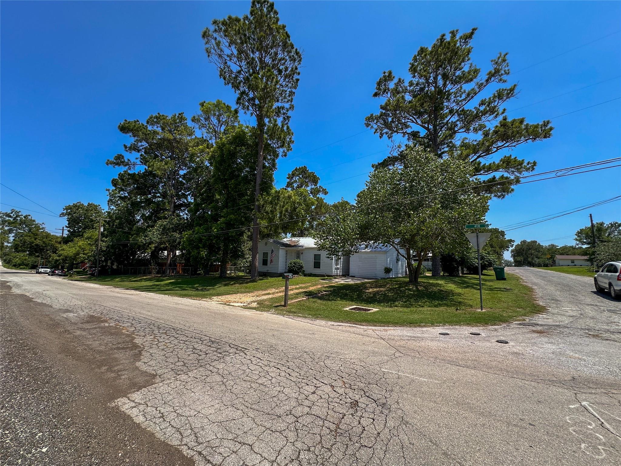 407 4th Ave, Smithville, TX 78957