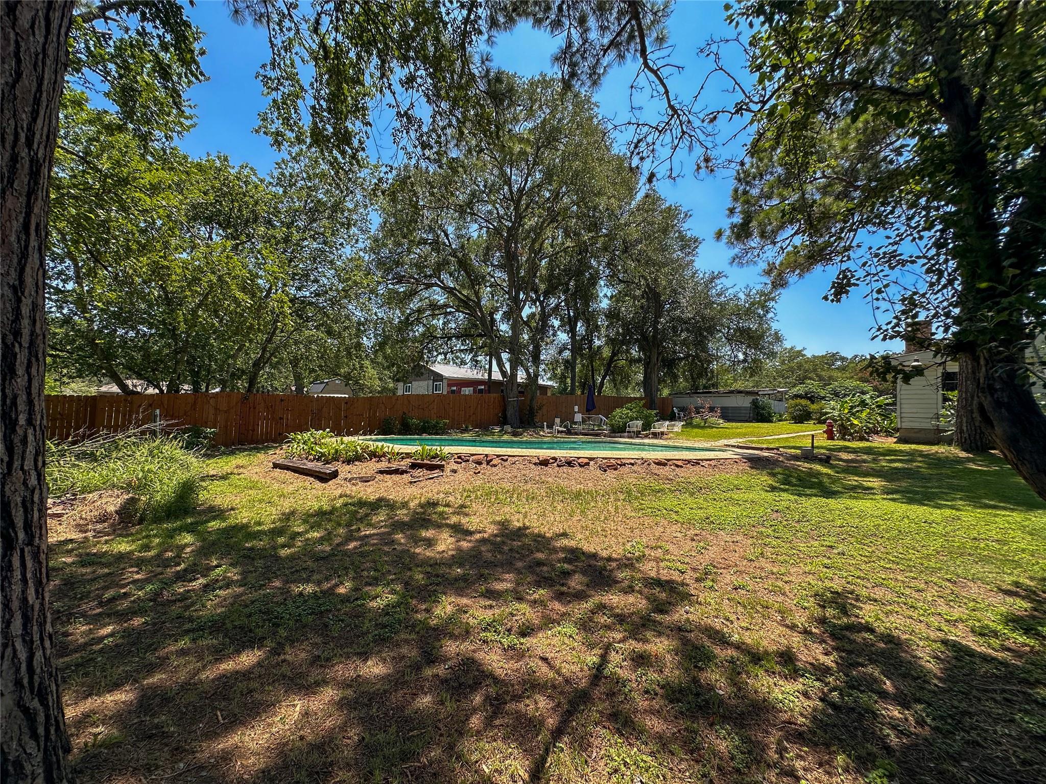407 4th Ave, Smithville, TX 78957