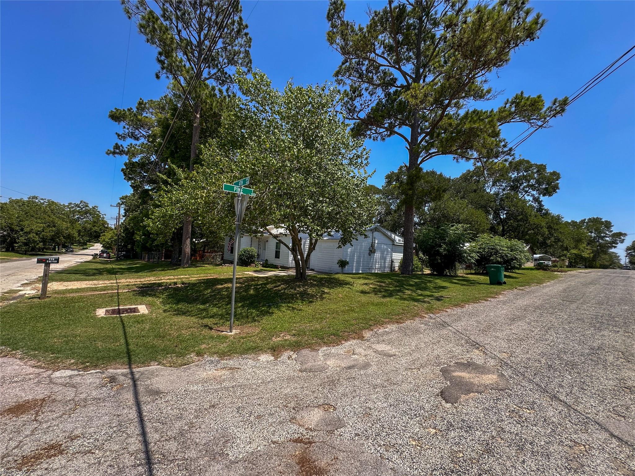 407 4th Ave, Smithville, TX 78957