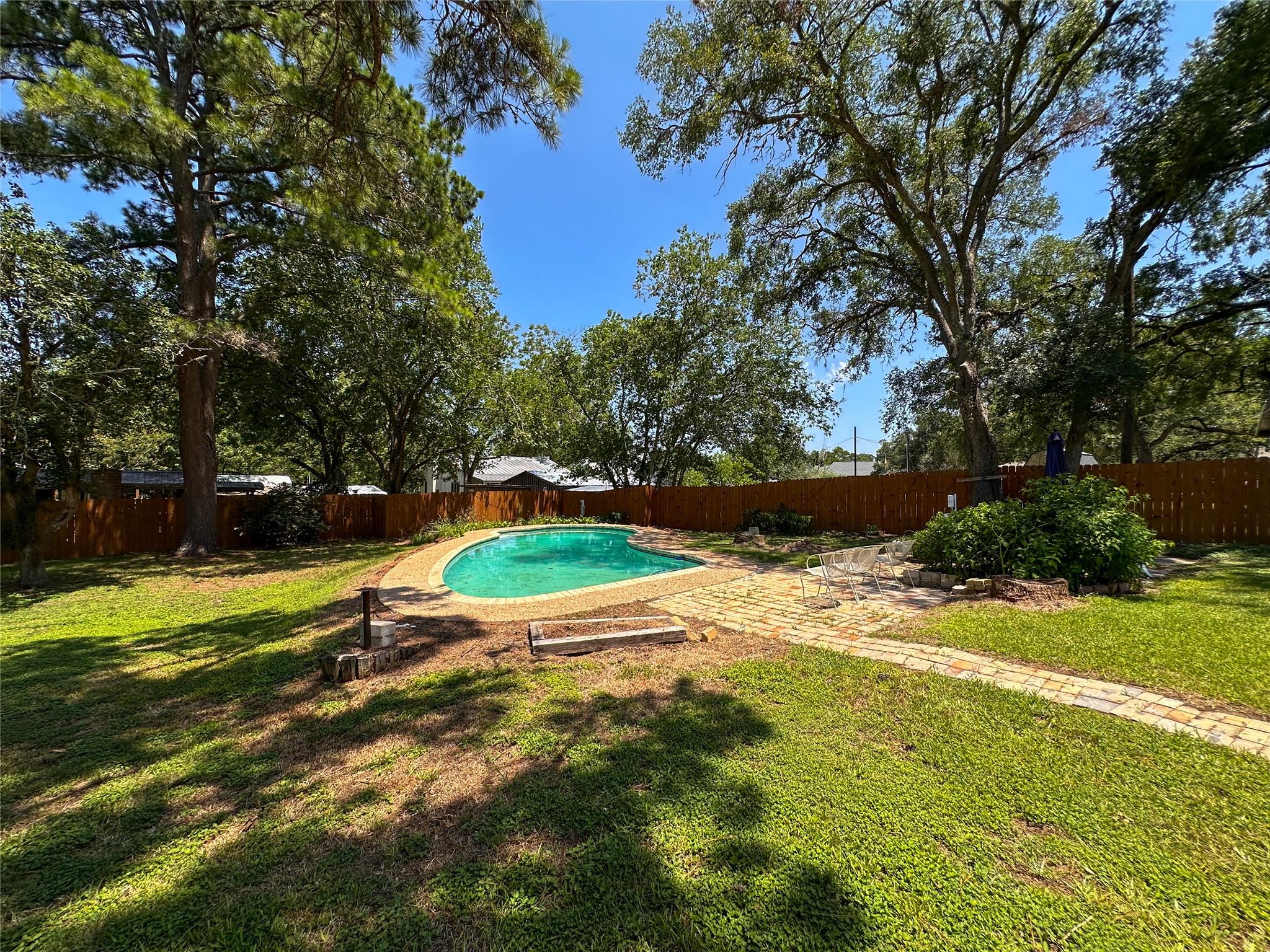 407 4th Ave, Smithville, TX 78957