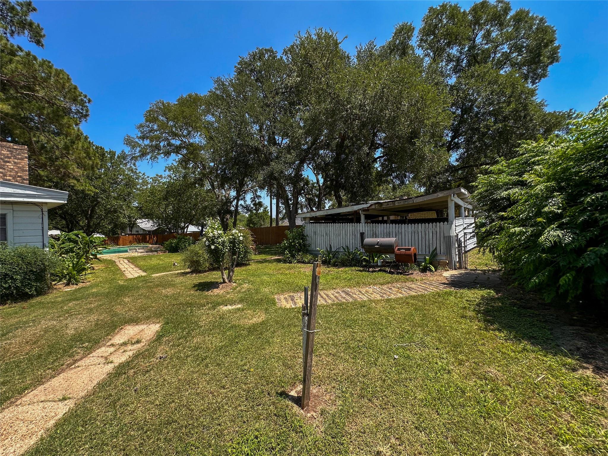 407 4th Ave, Smithville, TX 78957