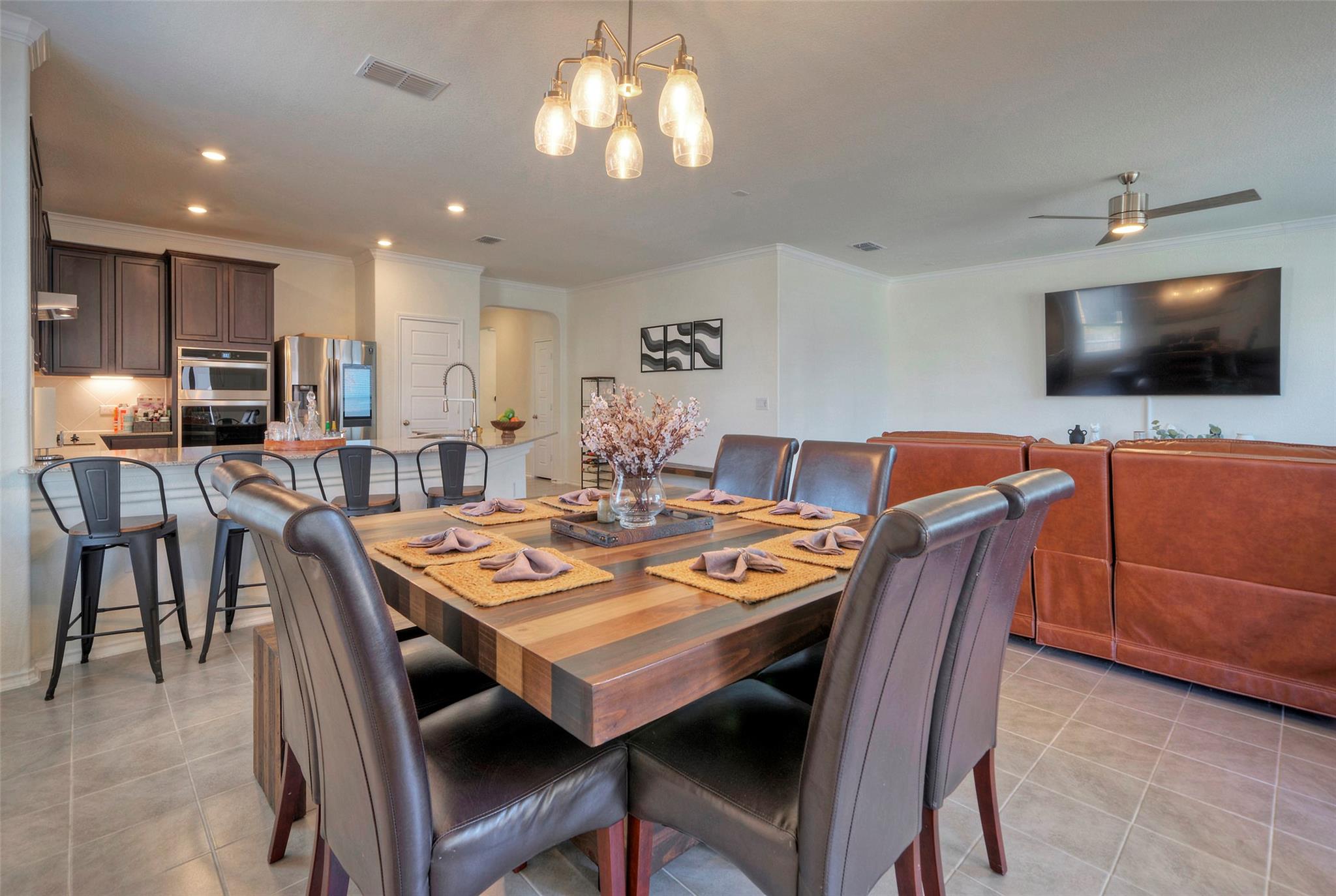 7706 DOUVAINE Dr, Austin, TX 78744
