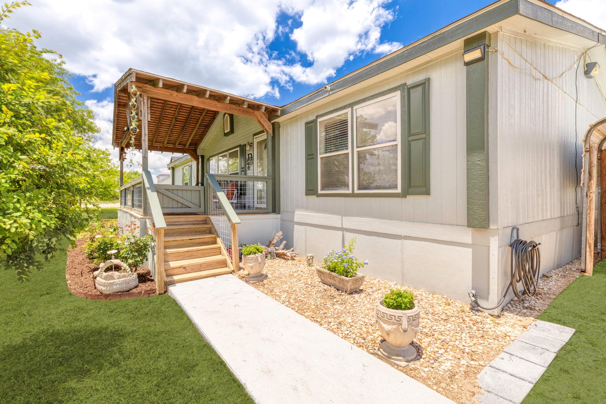 1082 Black Ankle Rd, Lockhart, TX 78644