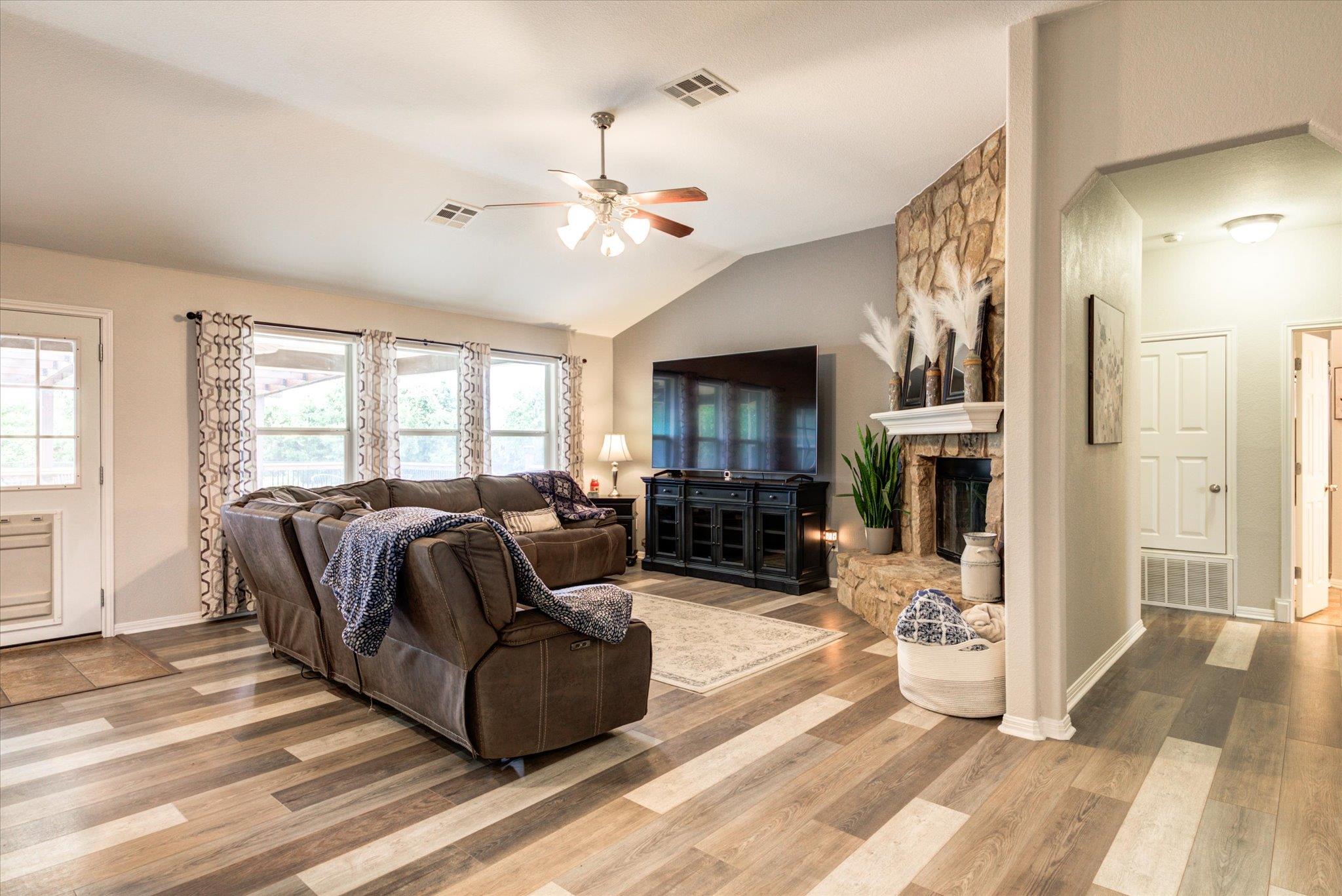 109 S Santa Fe Trl, Liberty Hill, TX 78642