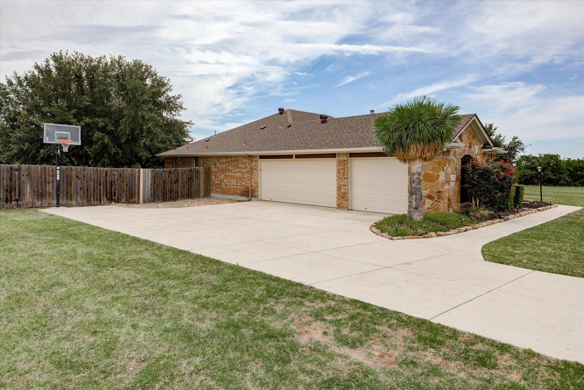 109 S Santa Fe Trl, Liberty Hill, TX 78642