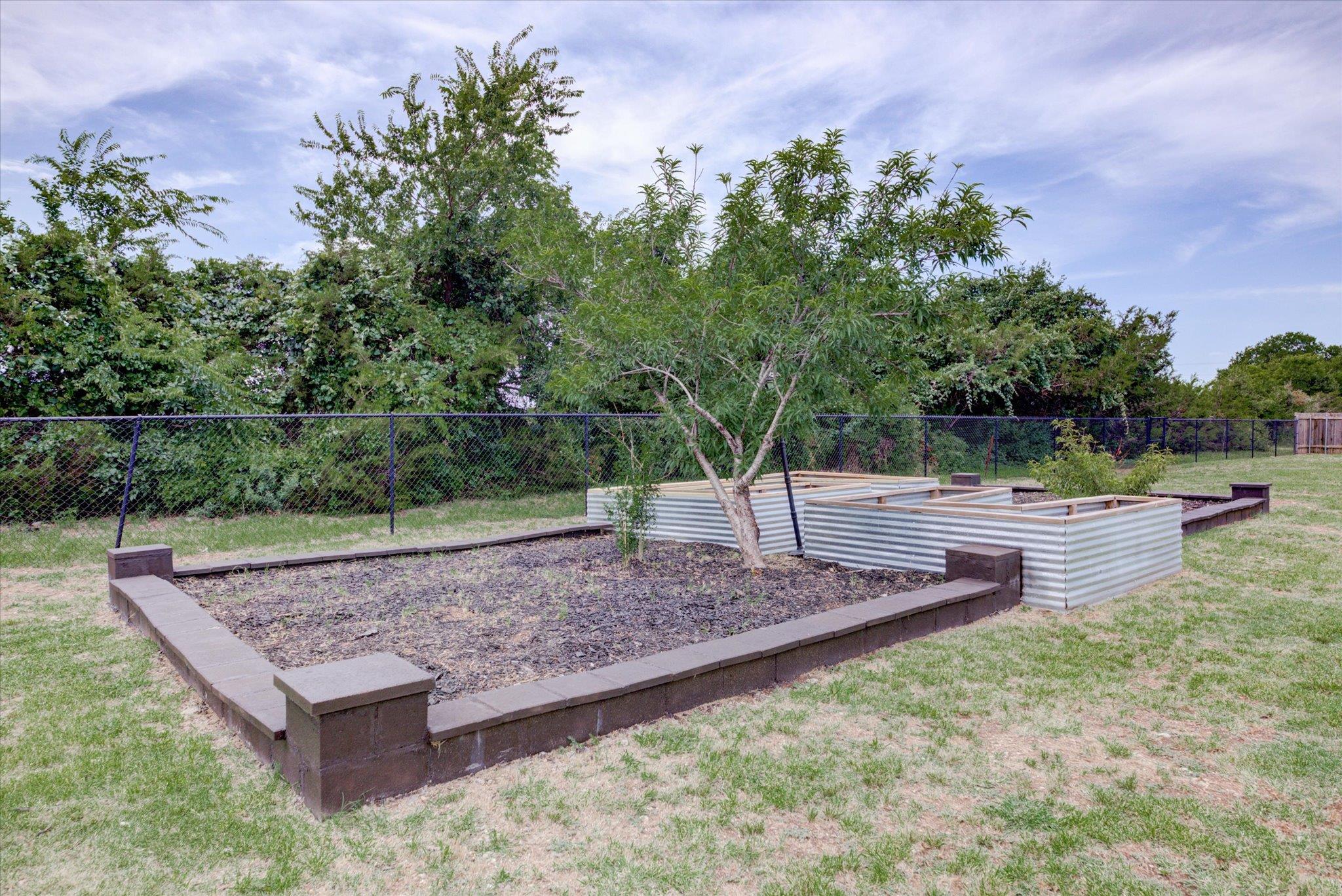 109 S Santa Fe Trl, Liberty Hill, TX 78642