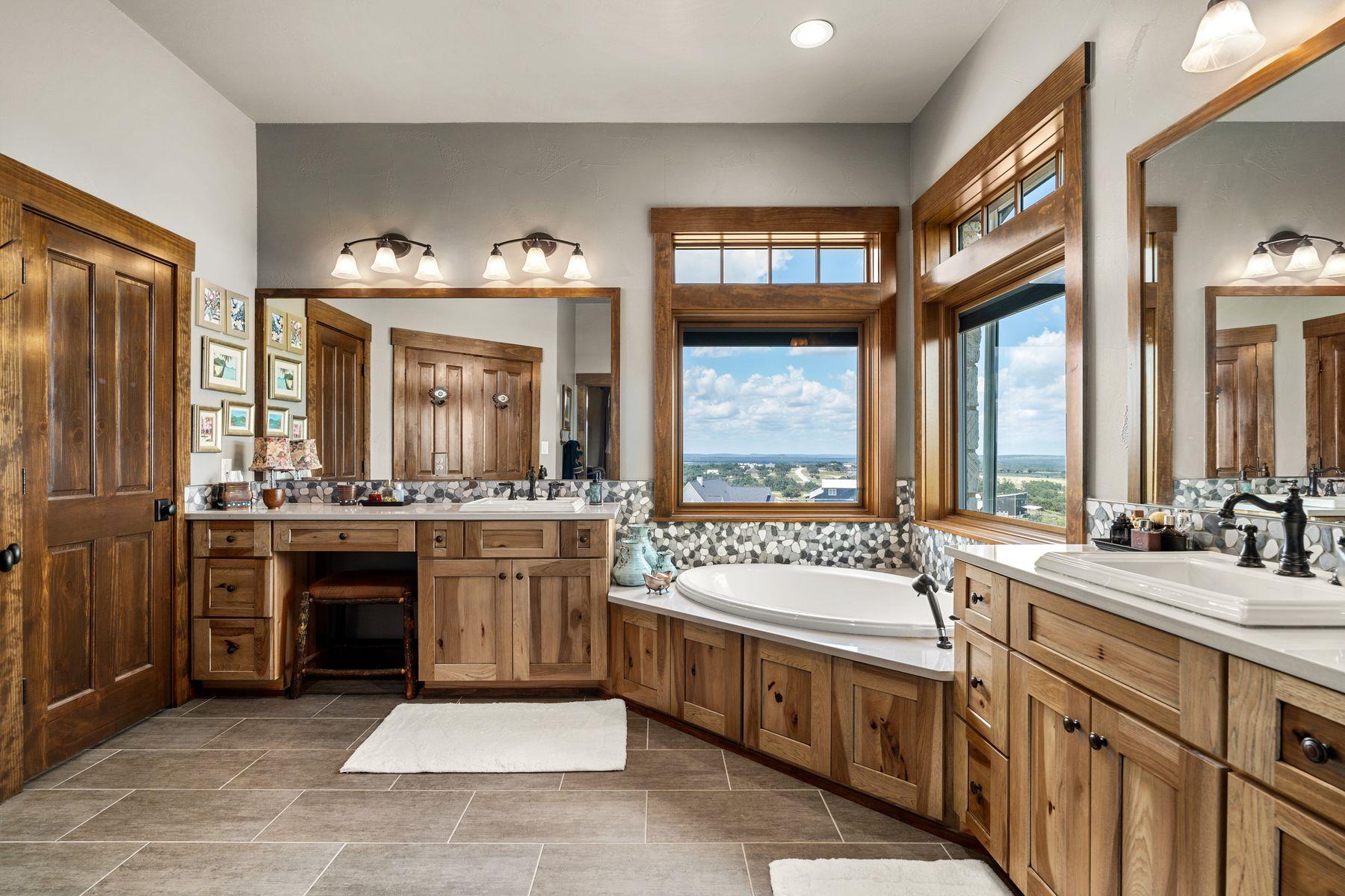 115 Trophy Oak Pt, Fredericksburg, TX 78624